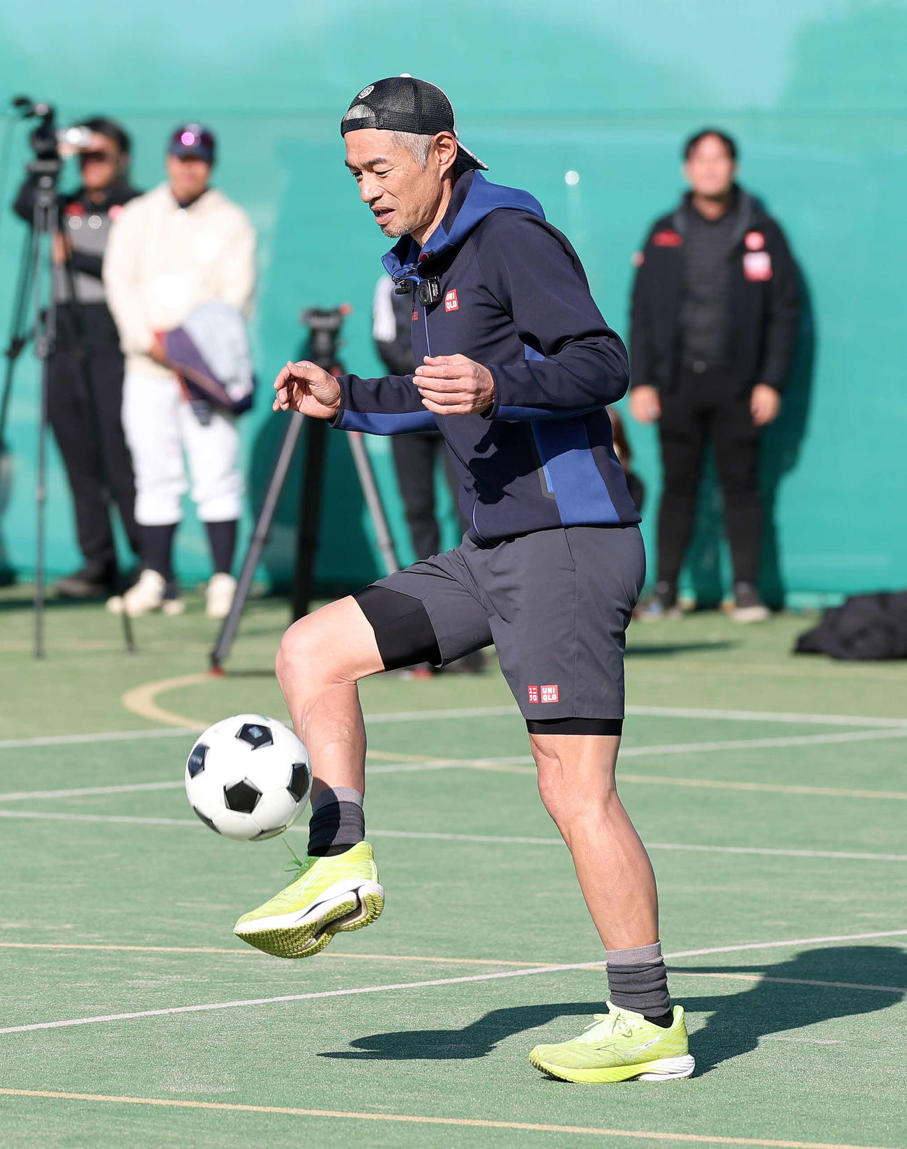 サッカーに挑戦するイチロー氏（撮影・鈴木正人）