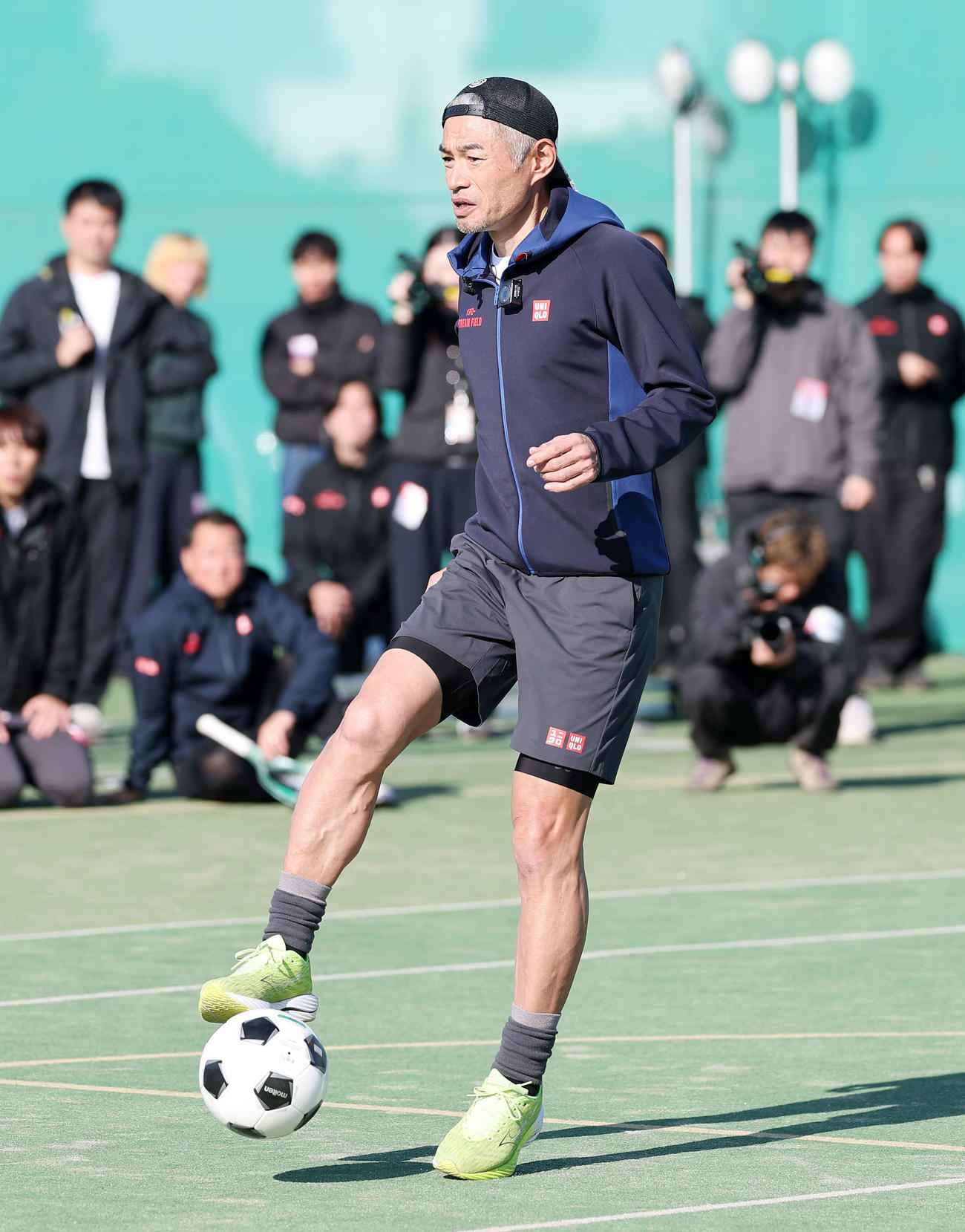サッカーに挑戦するイチロー氏（撮影・鈴木正人）