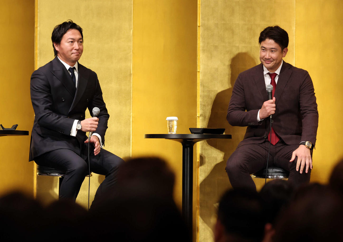 スペシャルトークショーで和気あいあいと話をする長野久義氏（左）と菅野（撮影・浅見桂子）