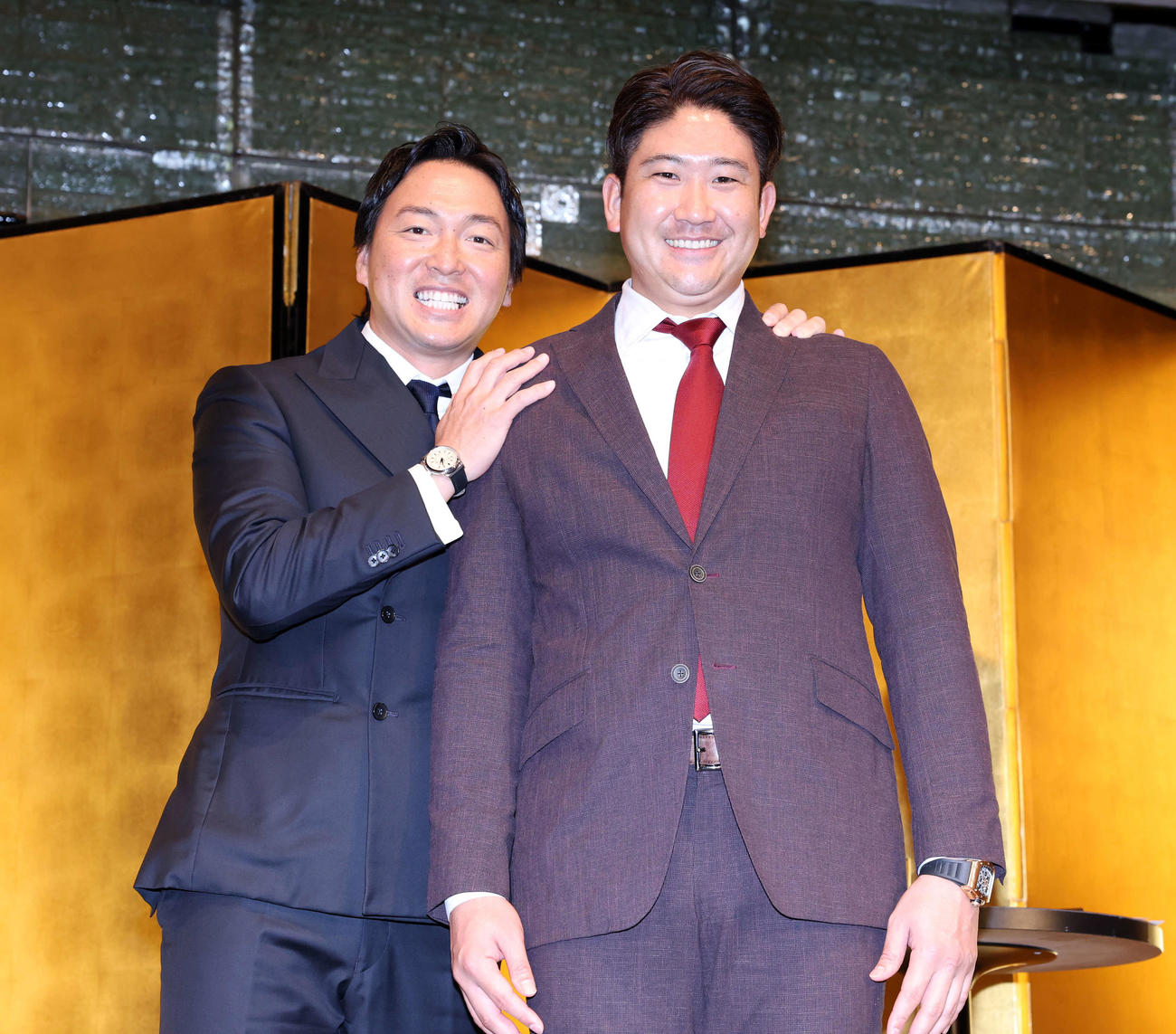 スペシャルトークショーで笑顔で記念撮影する長野久義氏（左）と菅野（撮影・浅見桂子）