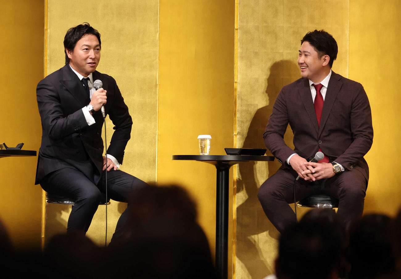 スペシャルトークショーで和気あいあいと話をする長野久義氏（左）と菅野（撮影・浅見桂子）