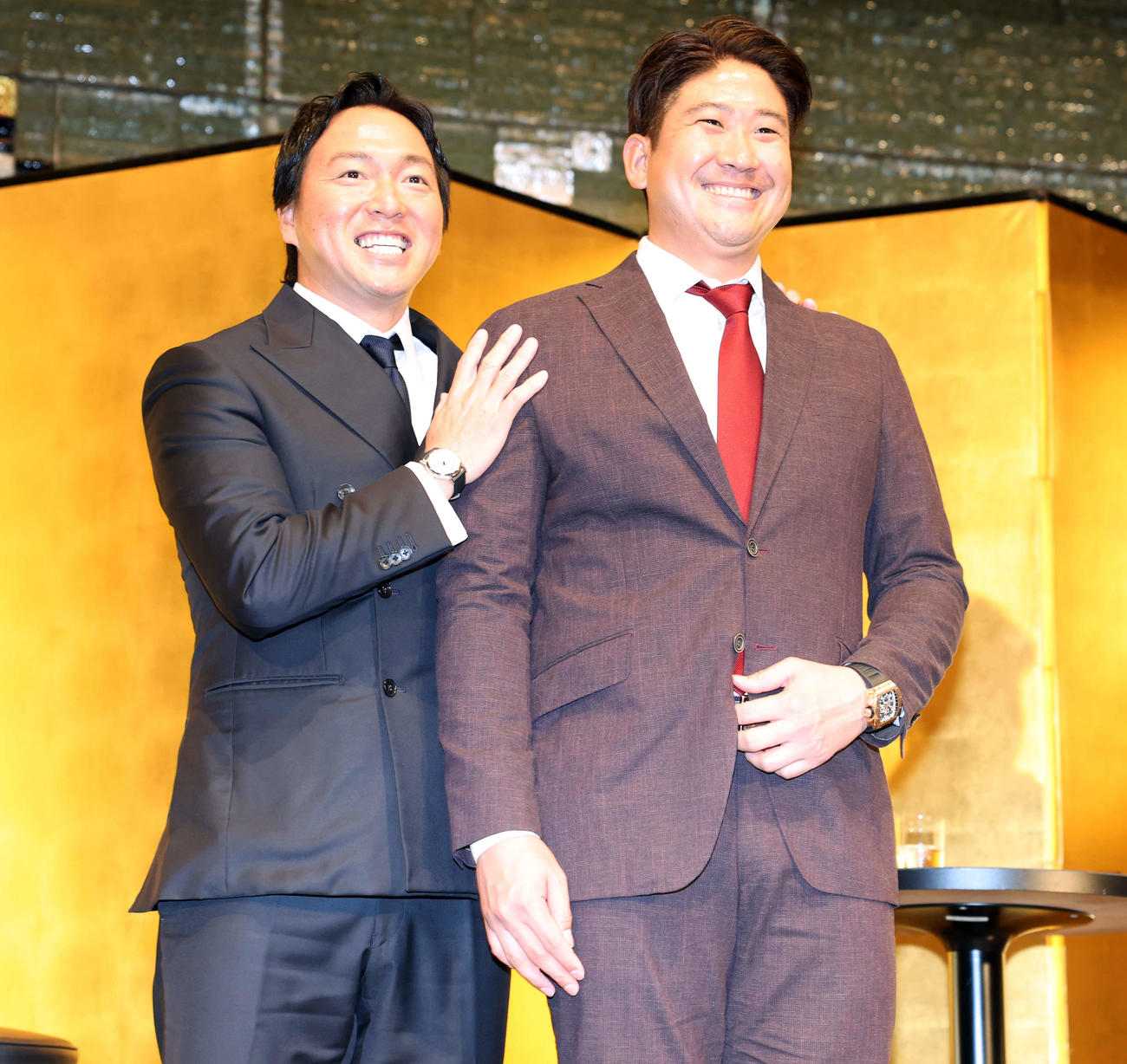 スペシャルトークショーで笑顔で記念撮影する長野久義氏（左）と菅野（撮影・浅見桂子）