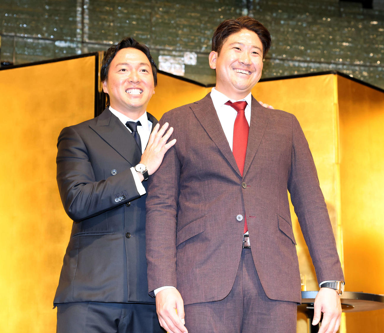 スペシャルトークショーで笑顔で記念撮影する長野久義氏（左）と菅野（撮影・浅見桂子）