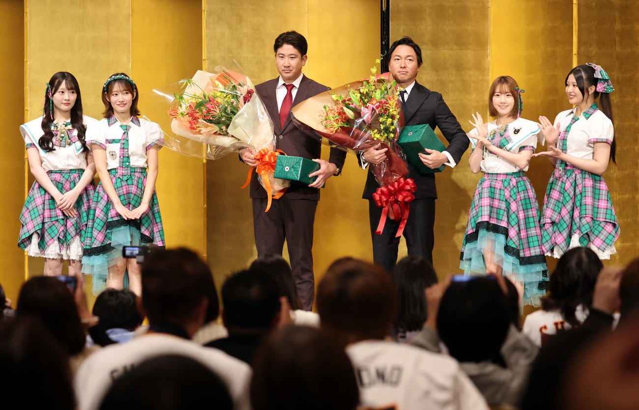 スペシャルトークショーを終え、KLP48の、左から山根涼羽、黒須遥香、2人おいて、甲斐心愛、行天優莉奈と記念撮影する菅野（中央左）と長野久義氏（同右）（撮影・浅見桂子）