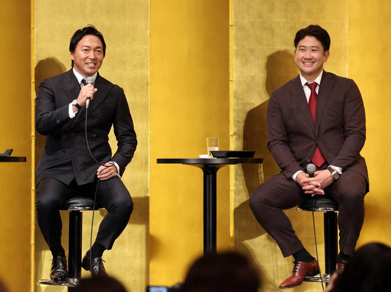 スペシャルトークショーで、和気あいあいのムードで話す長野久義氏（左）と菅野（撮影・浅見桂子）