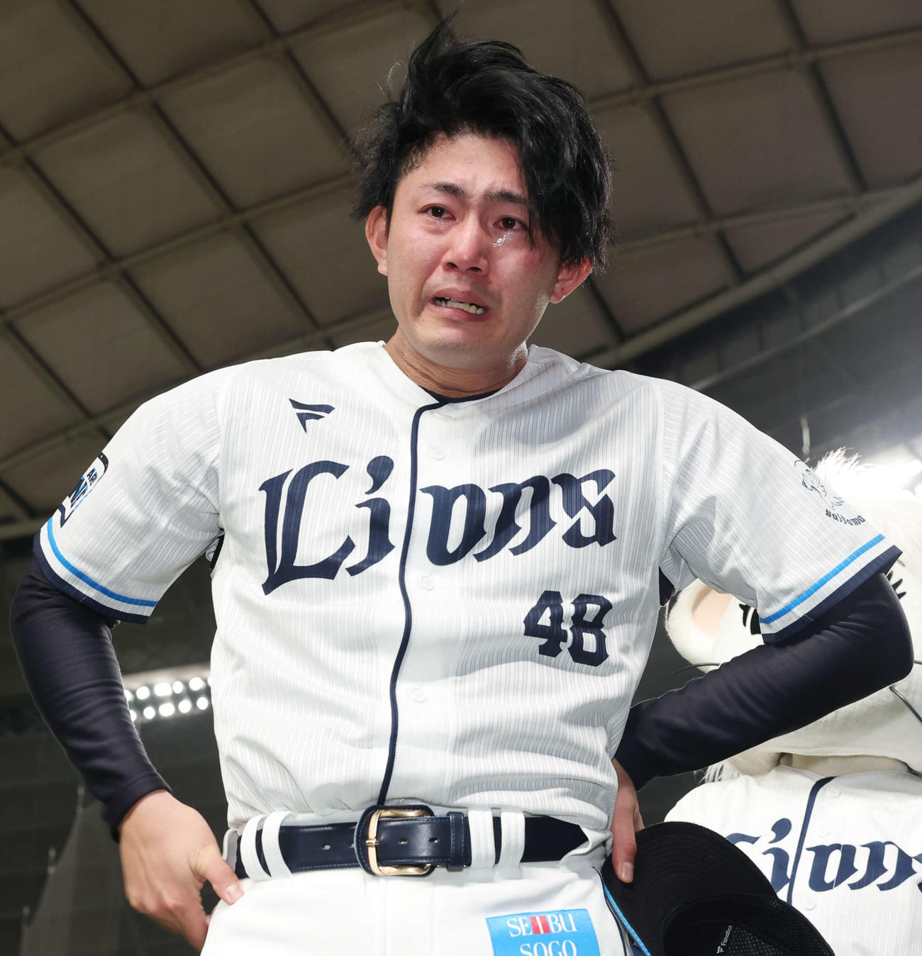 西武ファン感謝イベント「LIONS THANKS FESTA 2025」でクロージングセレモニーを終え涙があふれる西武今井（2025年11月）