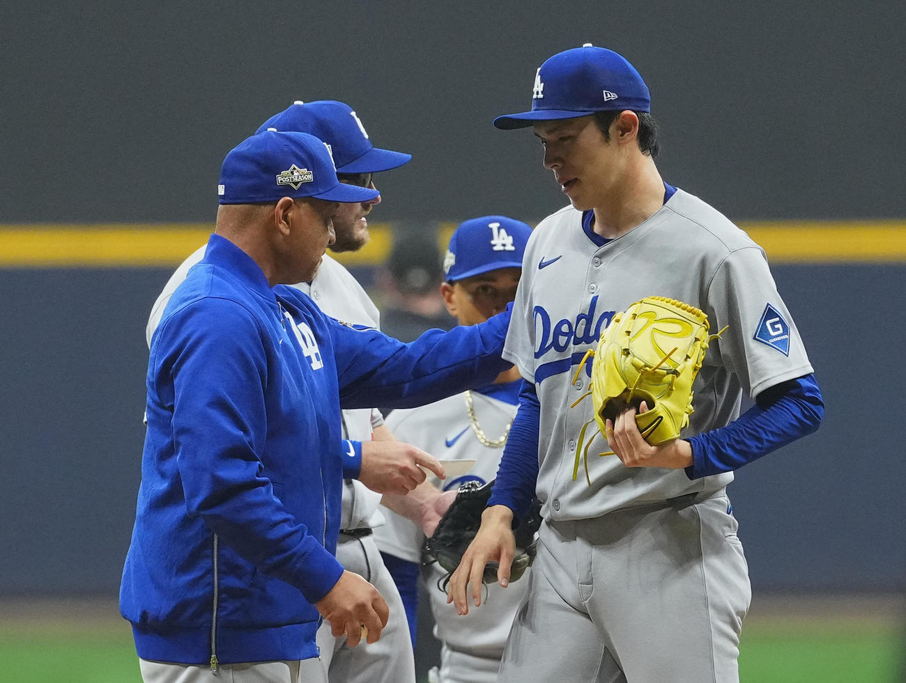 10月13日のブルワーズ対ドジャース　9回裏ブルワーズ2死一、三塁、ロバーツ監督（左）にボールを手渡し降板する佐々木（撮影・菅敏）