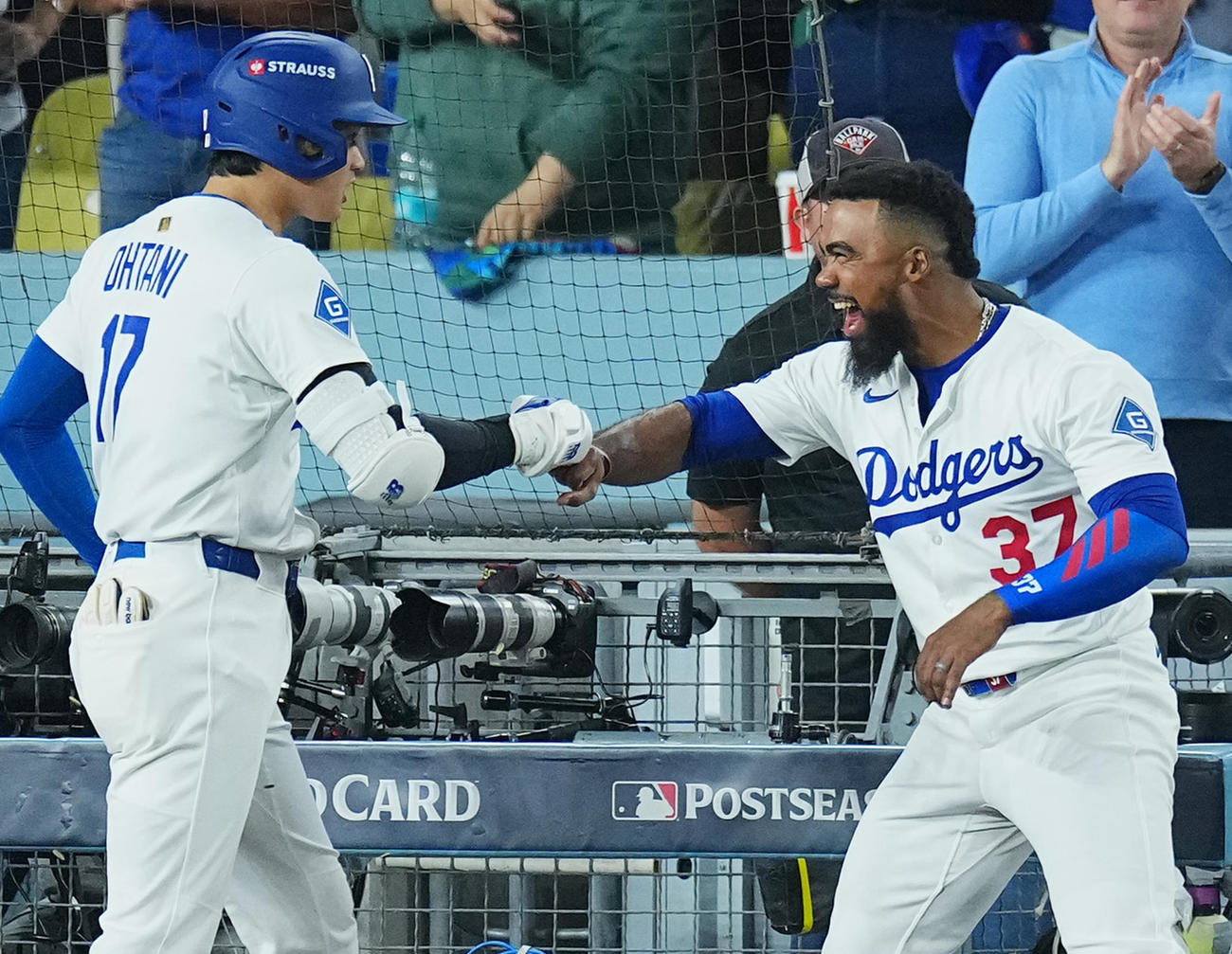 ドジャース対レッズ　6回裏ドジャース2死一塁、右中間にこの試合2本目となる2点本塁打を放ち、T・ヘルナンデス（左）にタッチで迎えられる大谷（撮影・菅敏）