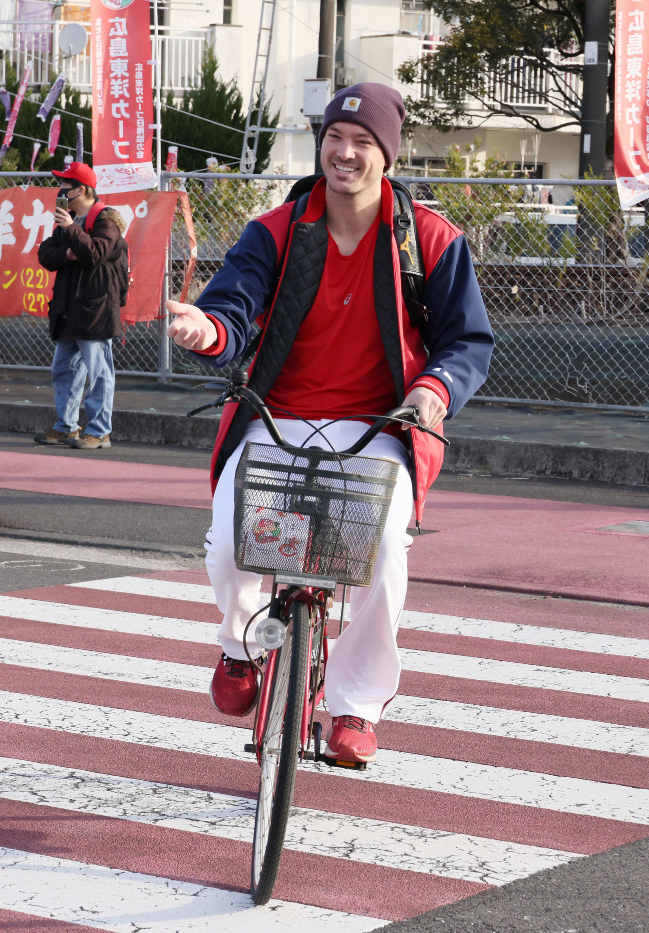 自転車で球場入りする広島時代のアンダーソン（2023年撮影）