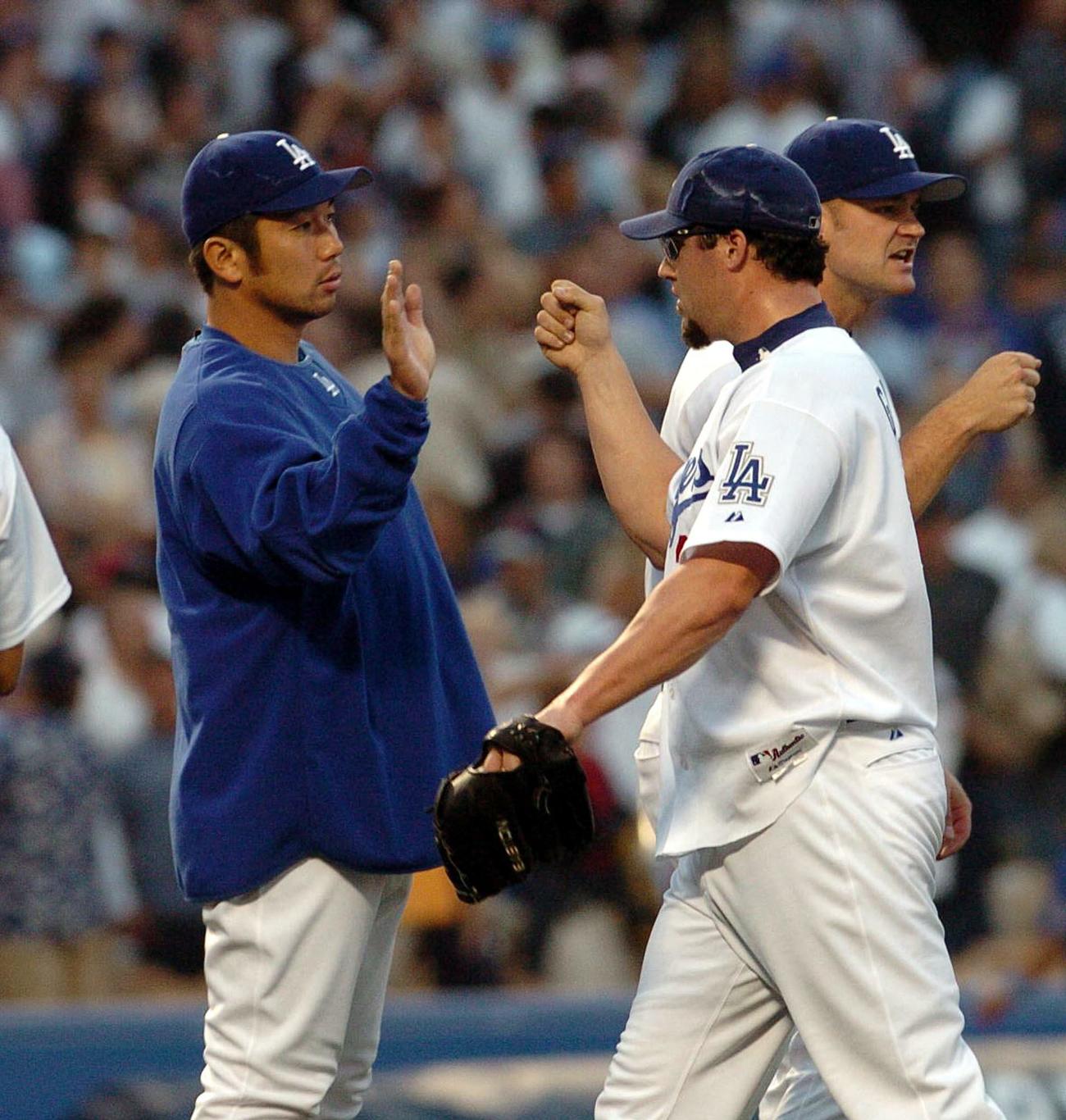 ドジャース対ヤンキース　守護神エリク・ガニエを出迎える野茂英雄（左）（2004年06月20日）