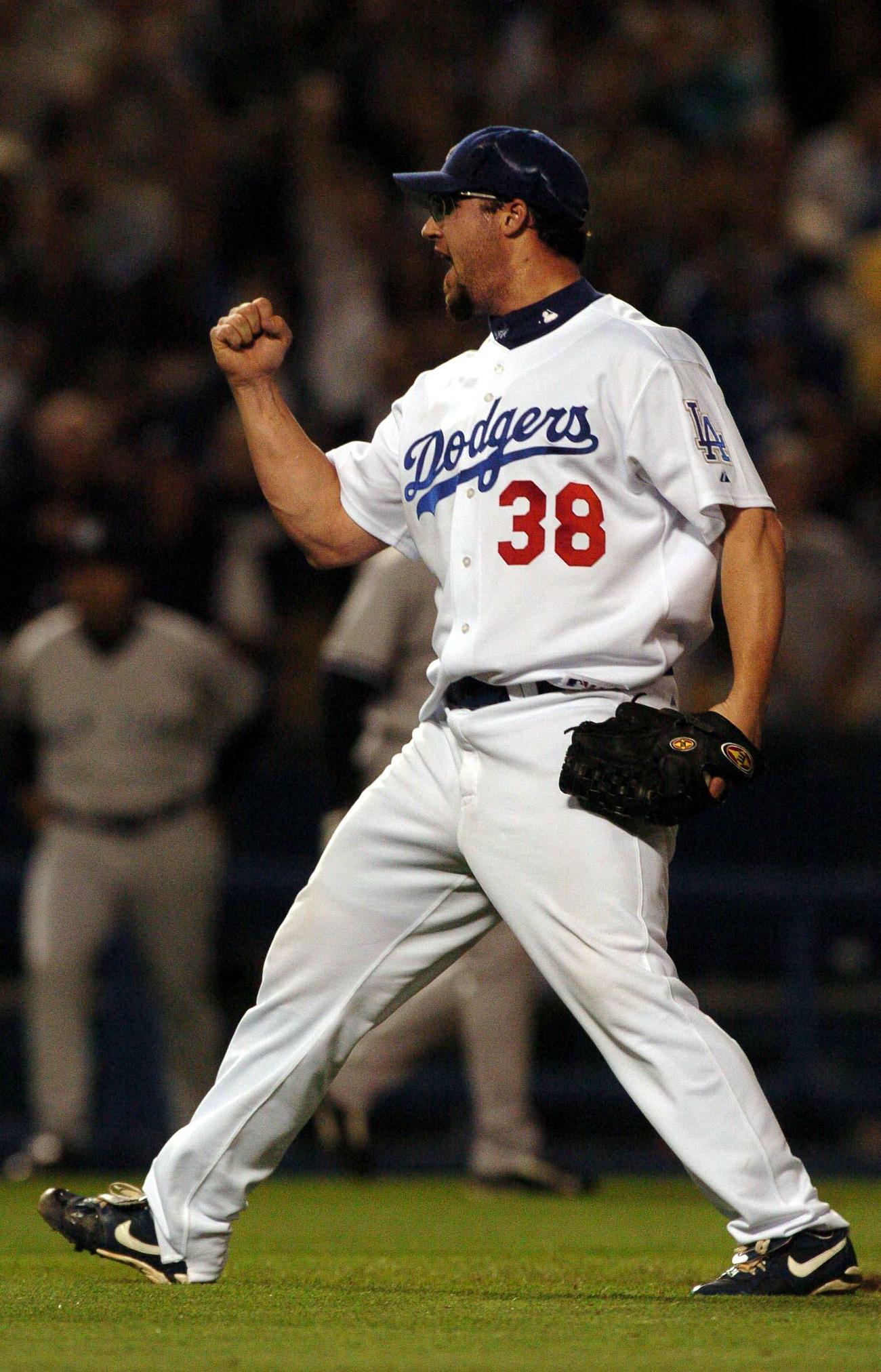 ドジャース対ヤンキース　9回に登板した守護神エリク・ガニエは勝利の瞬間ガッツポーズをする（2004年06月18日）