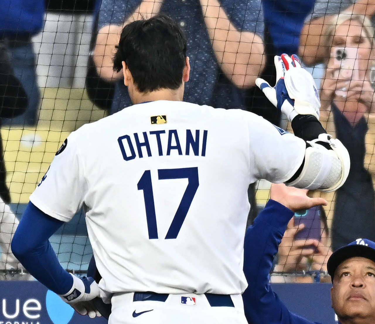 ドジャース対マーリンズ　1回裏ドジャース無死、ソロ本塁打を放った大谷（左）とタッチをかわすロバーツ監督（2025年4月撮影）