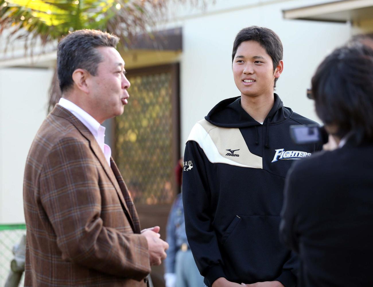 江川氏（左）と話す大谷（2013年2月17日撮影）