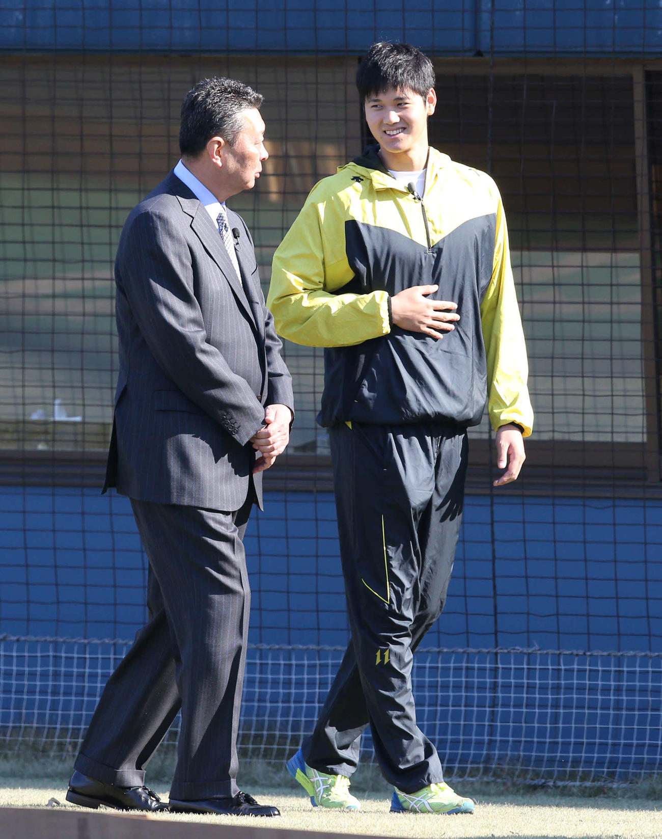 テレビの企画で江川氏（左）と談笑する大谷（2015年1月19日撮影）