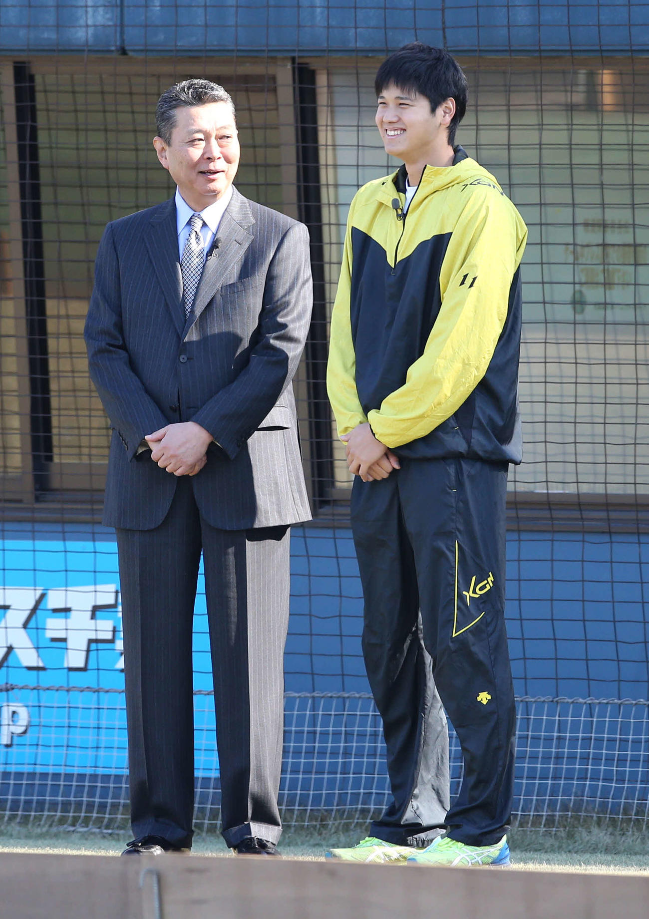 テレビの企画で江川氏（左）と談笑する大谷（2015年1月19日撮影）