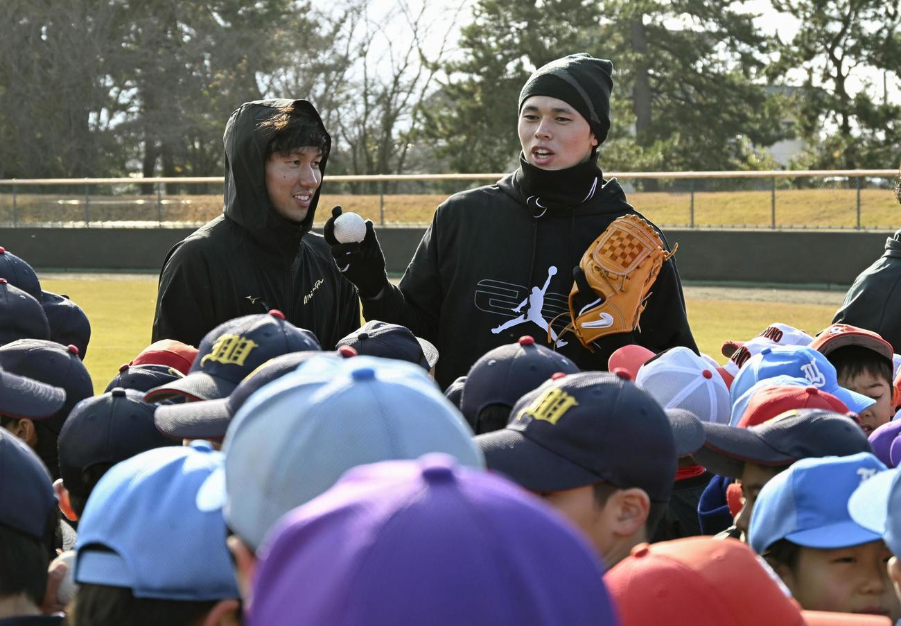 野球教室を開いた佐々木朗希投手（右）と高野脩汰投手（共同）