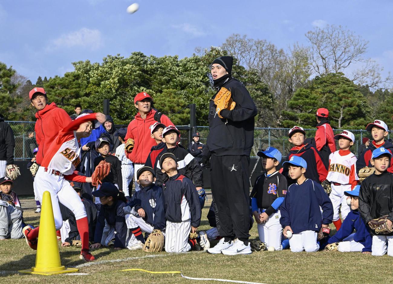 野球教室で参加者の遠投を見る佐々木朗希投手（中央）（共同）