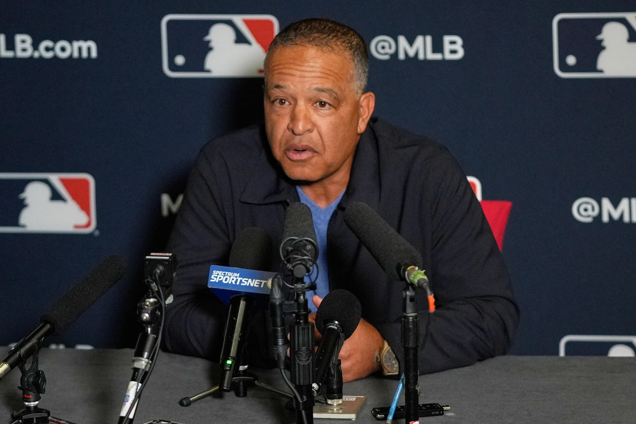 ウインターミーティングで会見するドジャースのロバーツ監督（AP）