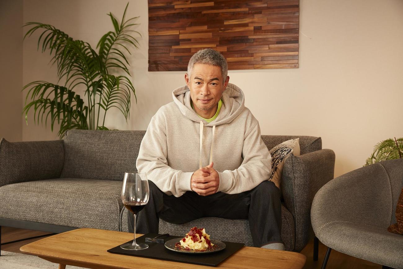 インスタライブを終え、ポテトサラダをつくりながら、スピーチのこつなどを語ったイチロー氏（オリックスグループ「SMILE ON」提供）