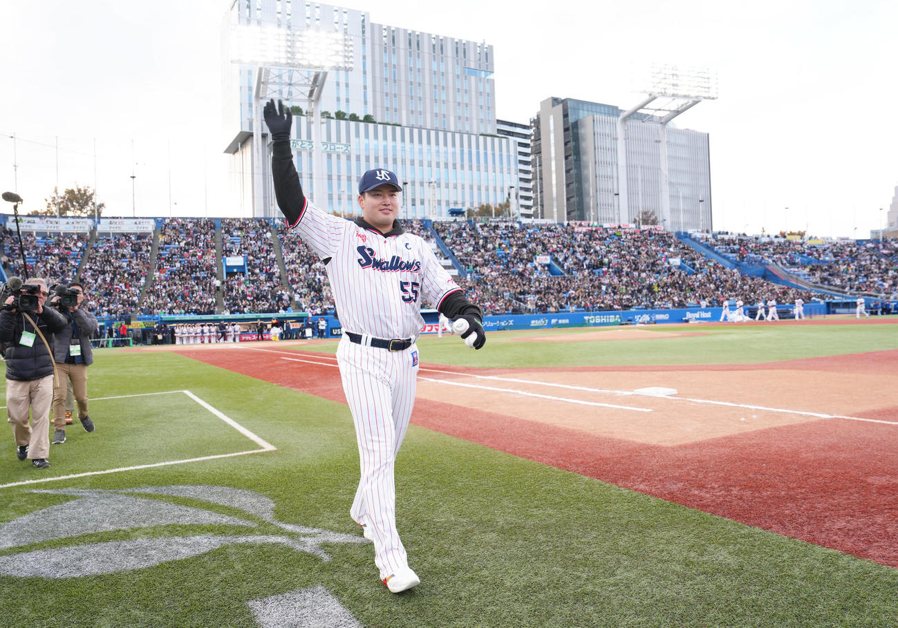 ファンの声援に応えるヤクルト村上宗隆（2025年11月23日撮影）