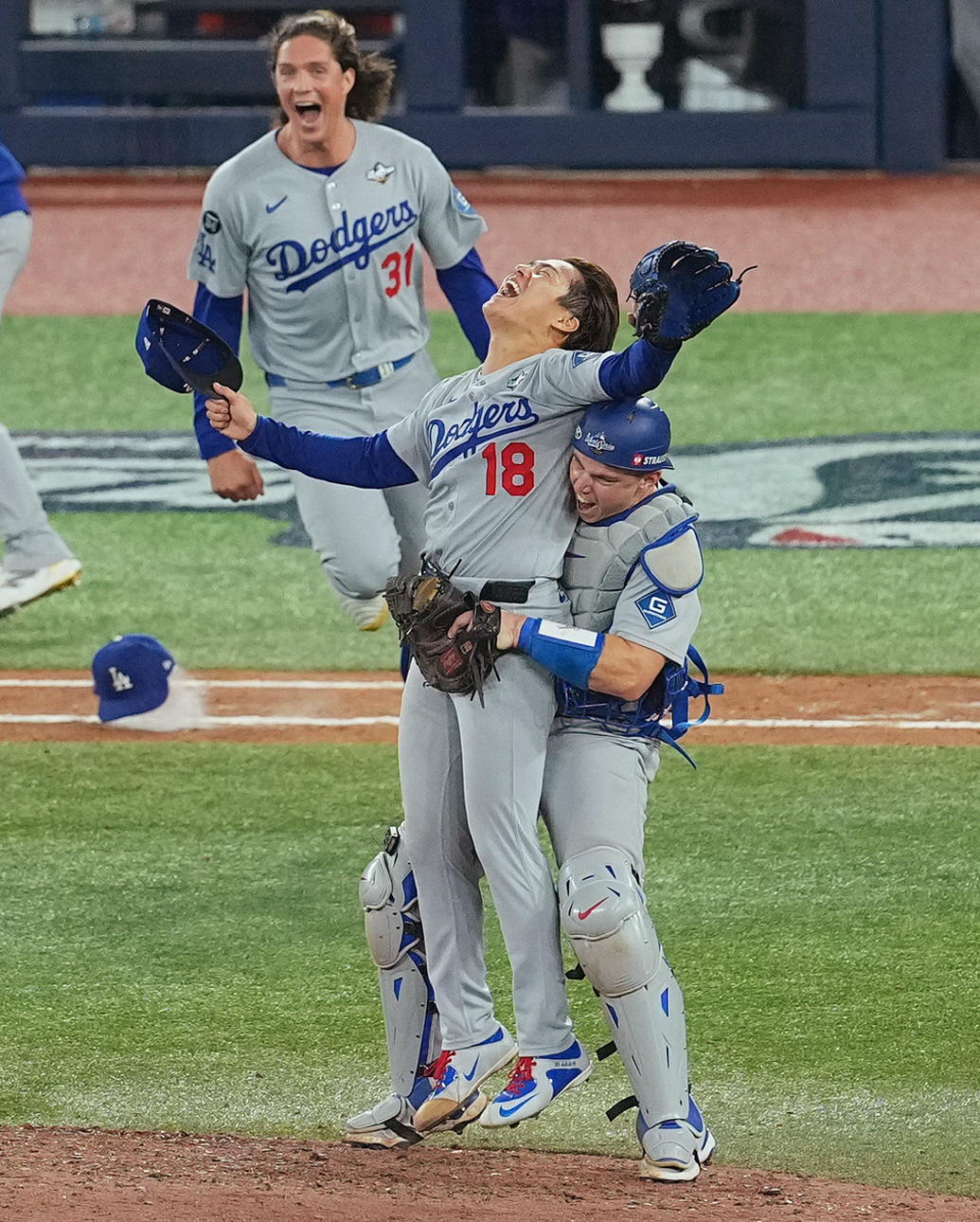 11月1日、ワールドシリーズ第7戦　ブルージェイズ対ドジャース　世界一を決め、捕手ウィル・スミスに抱えられるドジャース山本