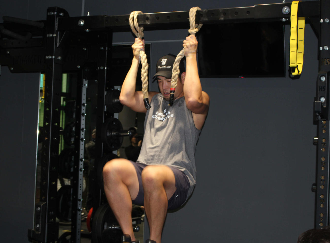 自身がプロデュースした野球複合施設「KOH」でロープを使ったトレーニングに励むエンゼルス菊池（撮影・久保賢吾）