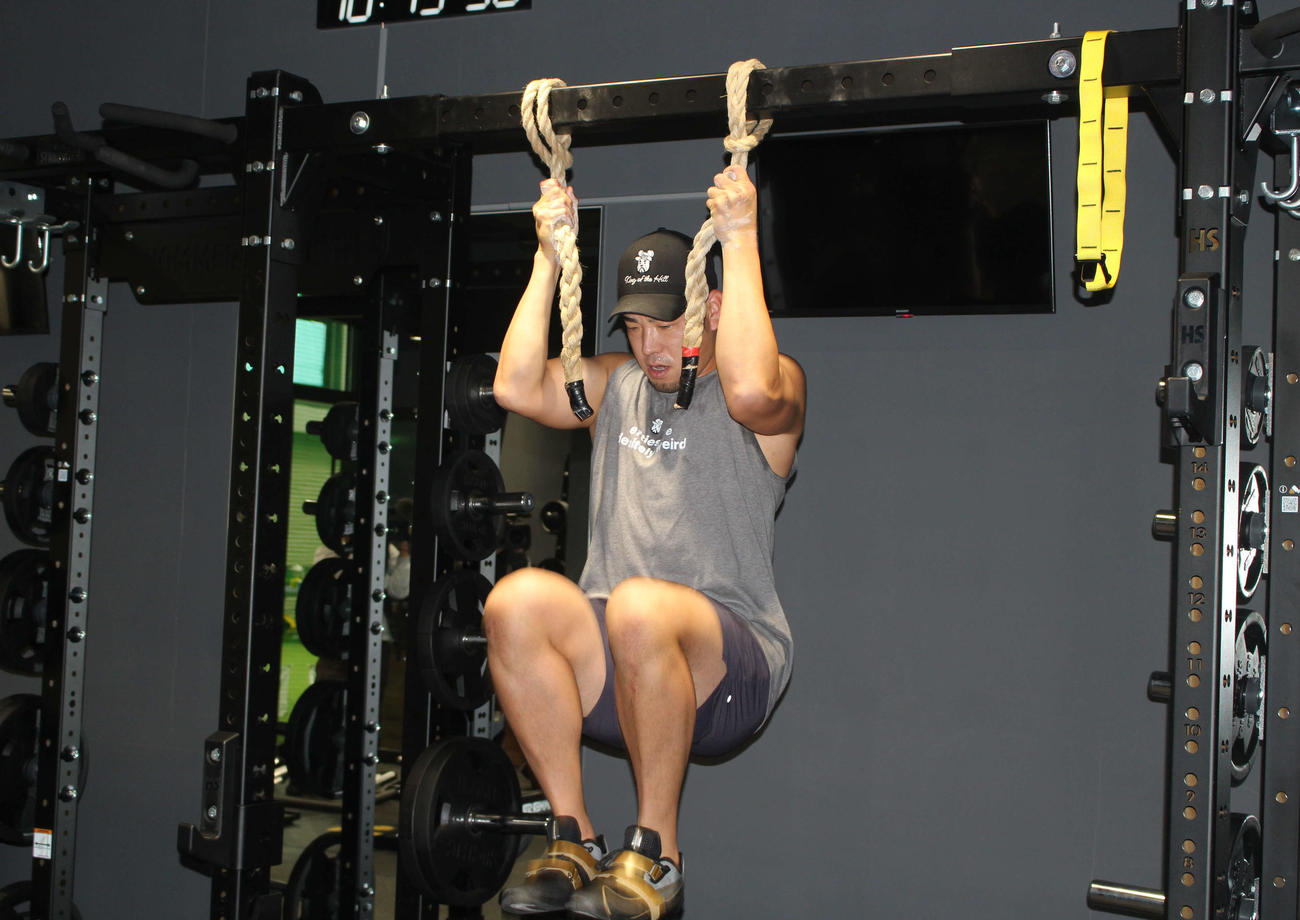 自身がプロデュースした野球複合施設「KOH」でロープを使ったトレーニングに励むエンゼルス菊池（撮影・久保賢吾）