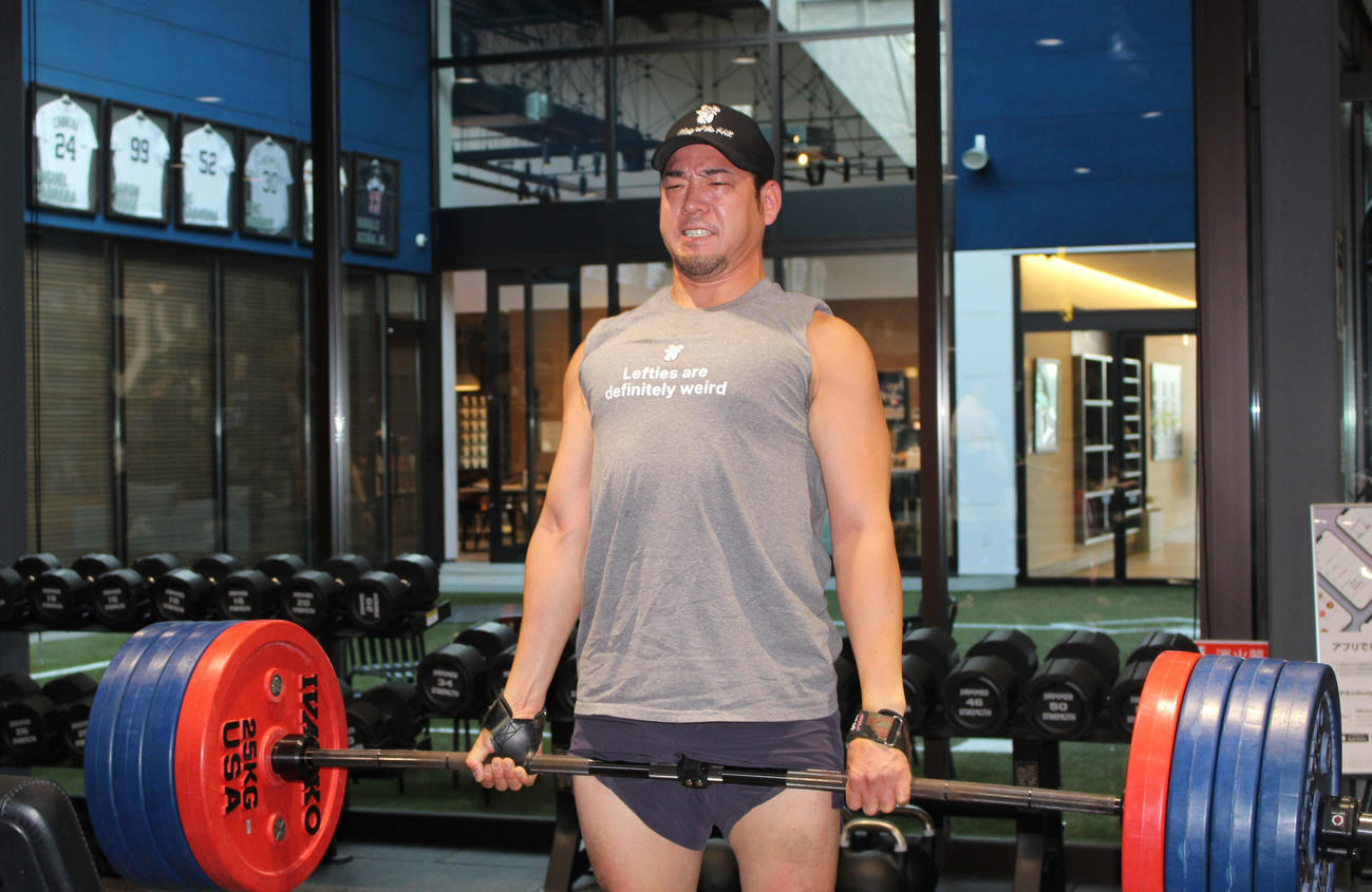 自身がプロデュースした野球複合施設「KOH」でウエートトレに励むエンゼルス菊池（撮影・久保賢吾）