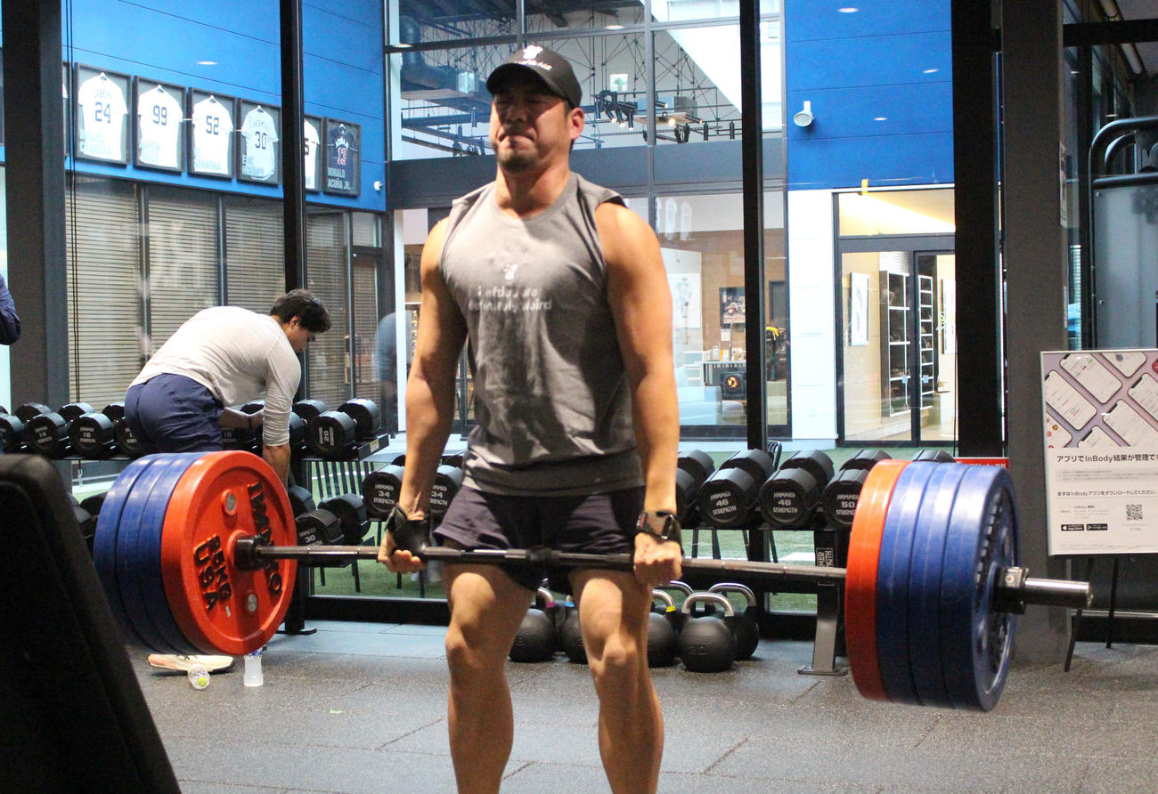 自身がプロデュースした野球複合施設「KOH」でウエートトレに励むエンゼルス菊池（撮影・久保賢吾）