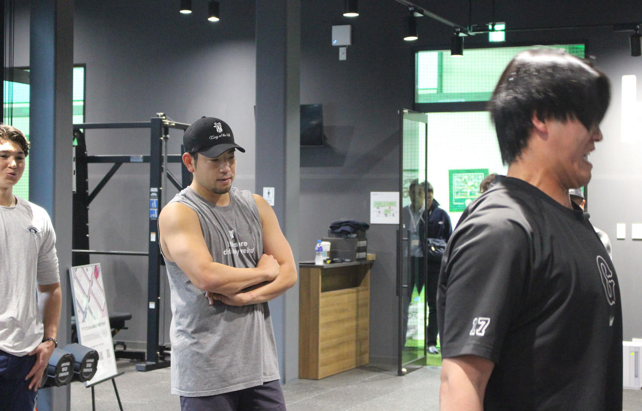 巨人西舘のウエートトレを見つめるエンゼルス菊池（撮影・久保賢吾）