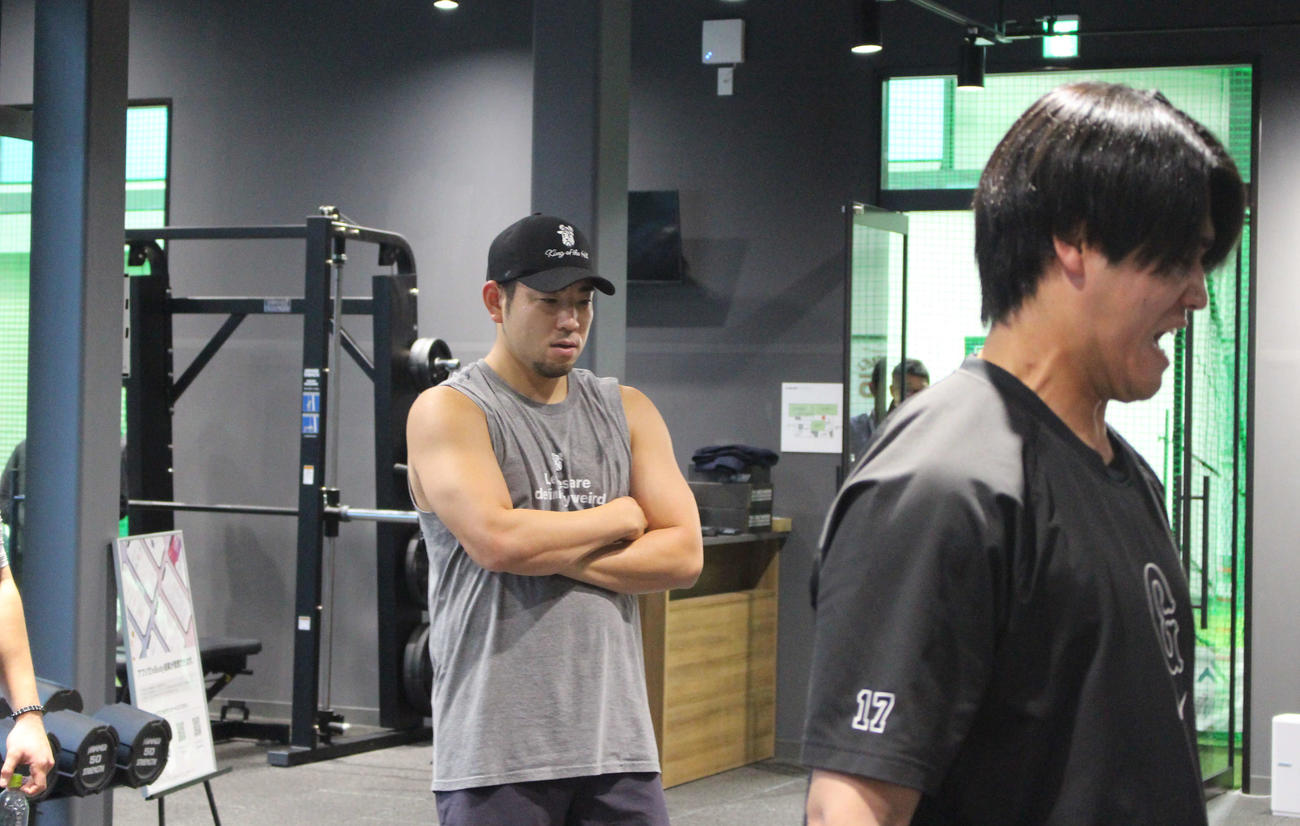 巨人西舘のウエートトレを見つめるエンゼルス菊池（撮影・久保賢吾）