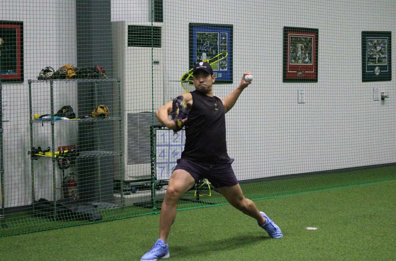 自身がプロデュースした野球複合施設「KOH」でキャッチボールするエンゼルス菊池（撮影・久保賢吾）