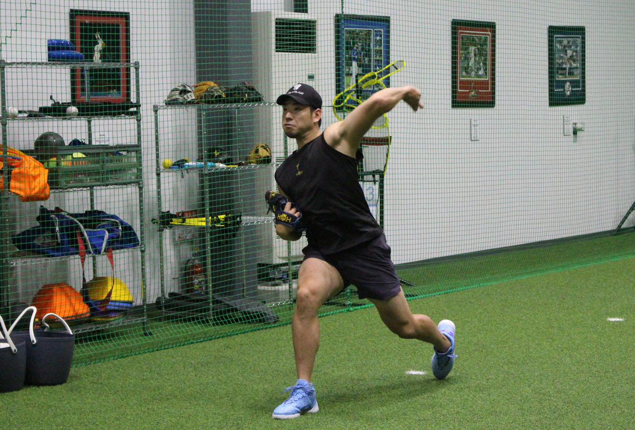 自身がプロデュースした野球複合施設「KOH」でキャッチボールするエンゼルス菊池（撮影・久保賢吾）