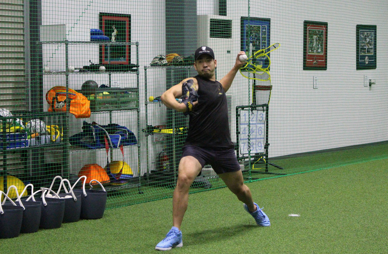 自身がプロデュースした野球複合施設「KOH」でキャッチボールするエンゼルス菊池（撮影・久保賢吾）