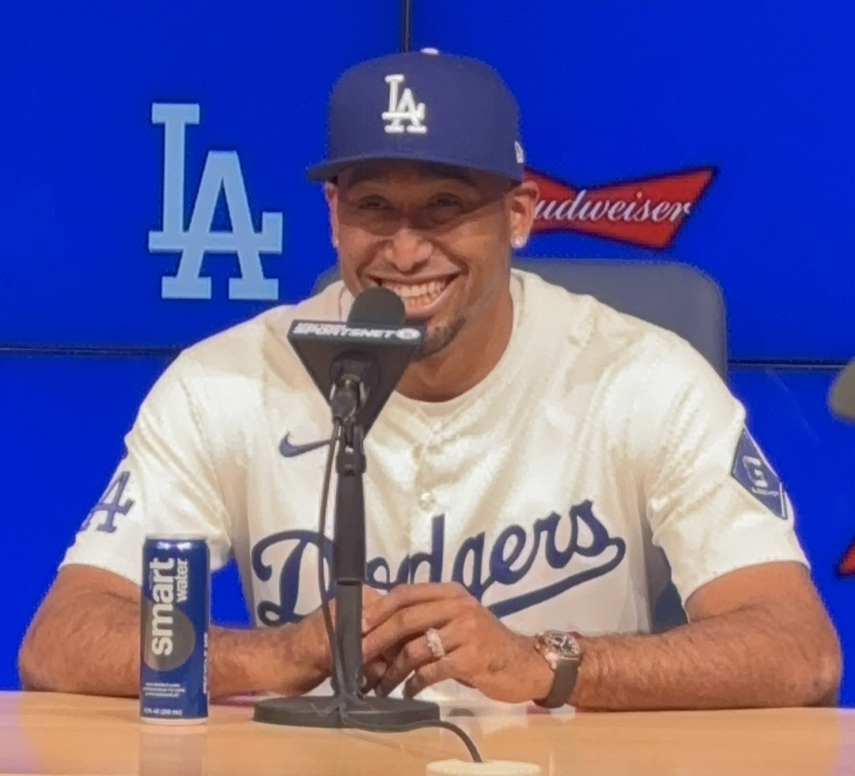ドジャースタジアムで会見を行い、笑顔を見せるディアス