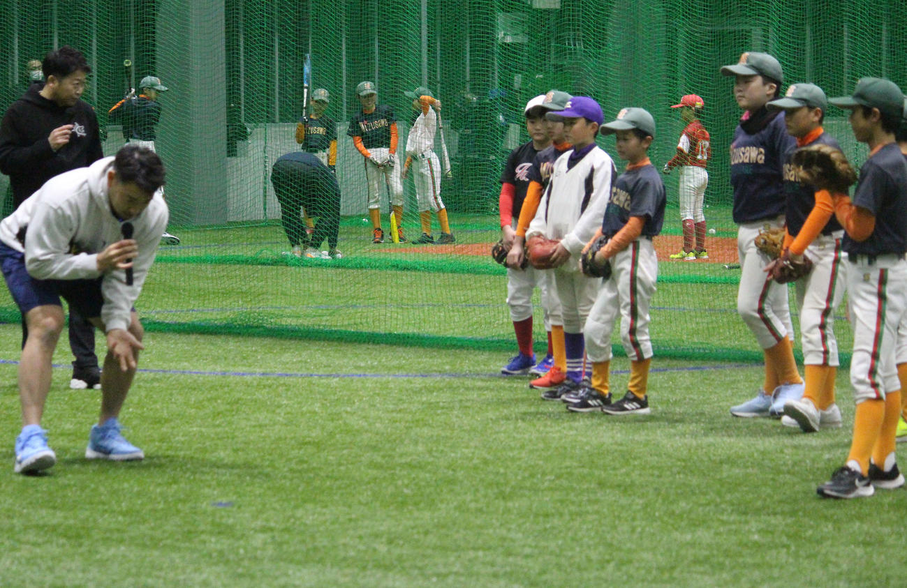 野球教室で子どもたちを指導するエンゼルス菊池（撮影・久保賢吾）