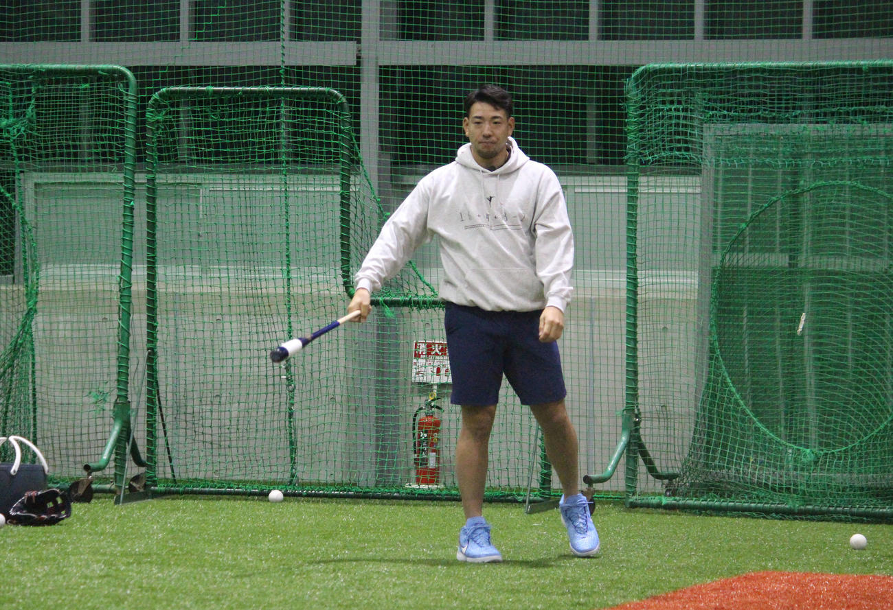 野球教室で子どもたちにノックするエンゼルス菊池（撮影・久保賢吾）