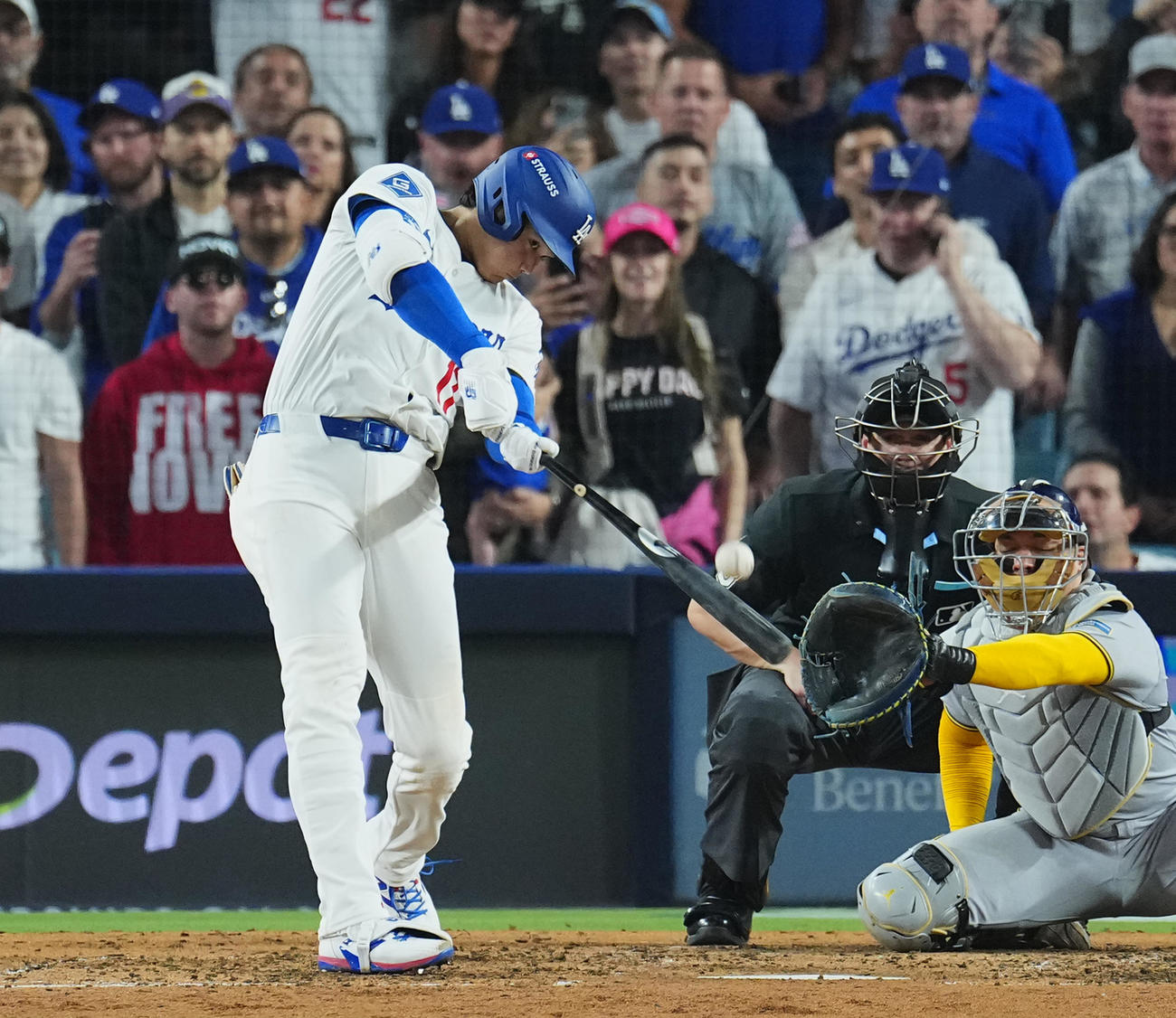 25年10月17日　ドジャース対ブルワーズ　7回裏ドジャース1死、この試合3本目のソロ本塁打を放つ大谷（撮影・菅敏）