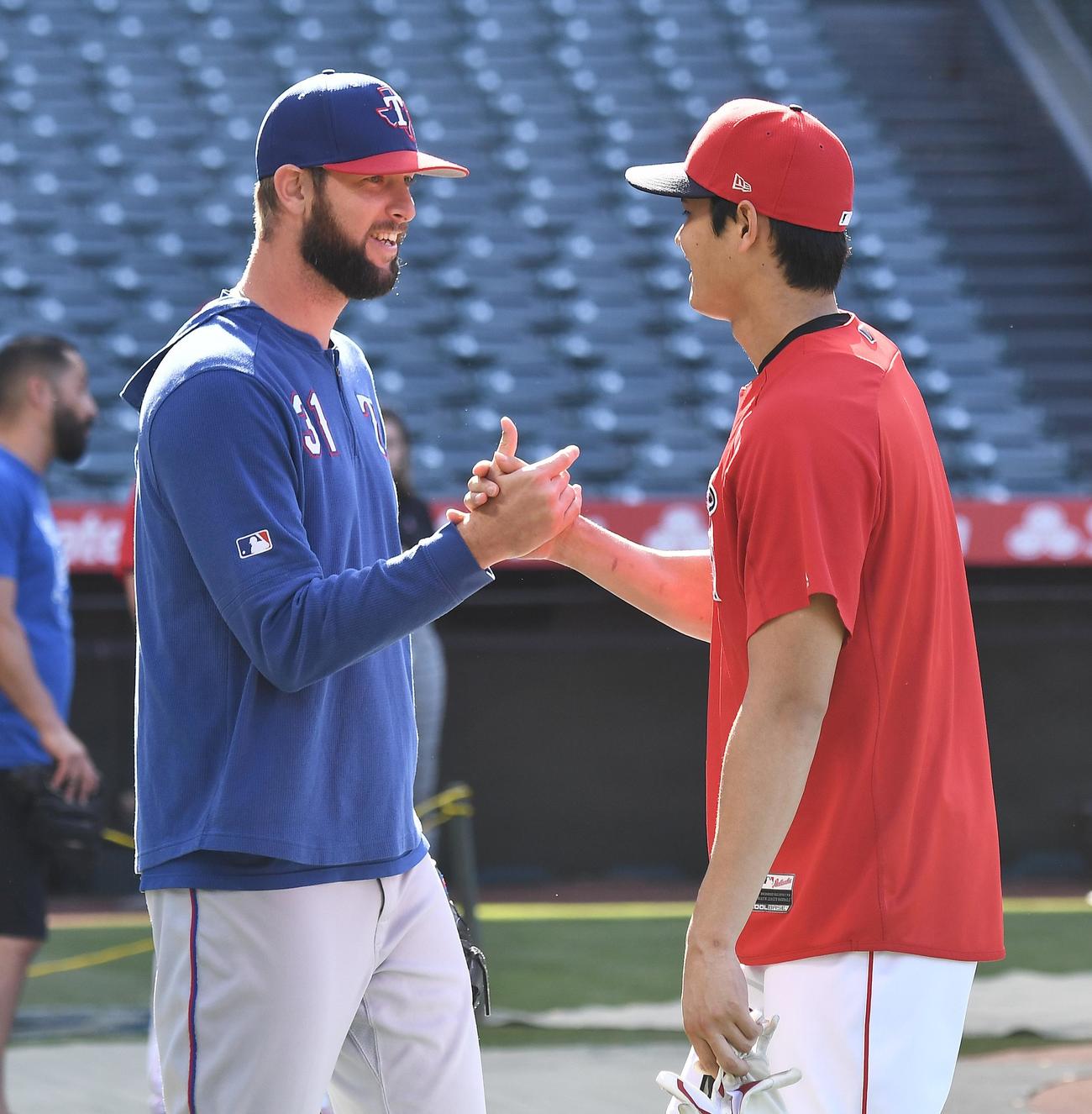 19年5月24日のエンゼルス対レンジャーズ　試合前、日本ハムで同僚だったレンジャーズ・クリス・マーティン（左）と再会し、あいさつを交わすエンゼルス大谷（撮影・菅敏）