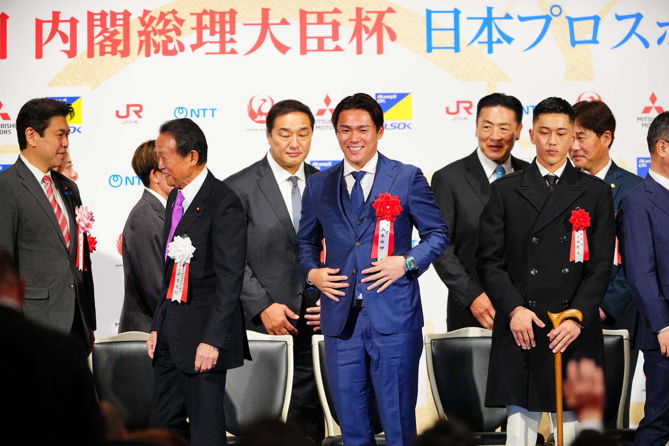 第55回日本プロスポーツ大賞受賞式で大賞のドジャース山本（中央）は受賞者たちの中で笑顔を見せる（撮影・垰建太）