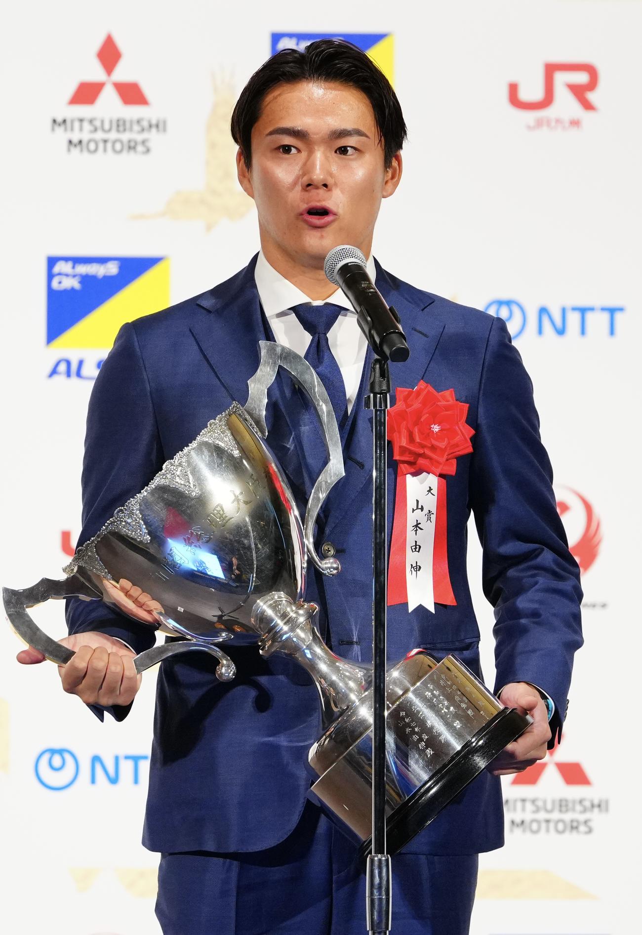 第55回日本プロスポーツ大賞受賞式　大賞のドジャース山本（左）は喜びを語る（撮影・垰建太）