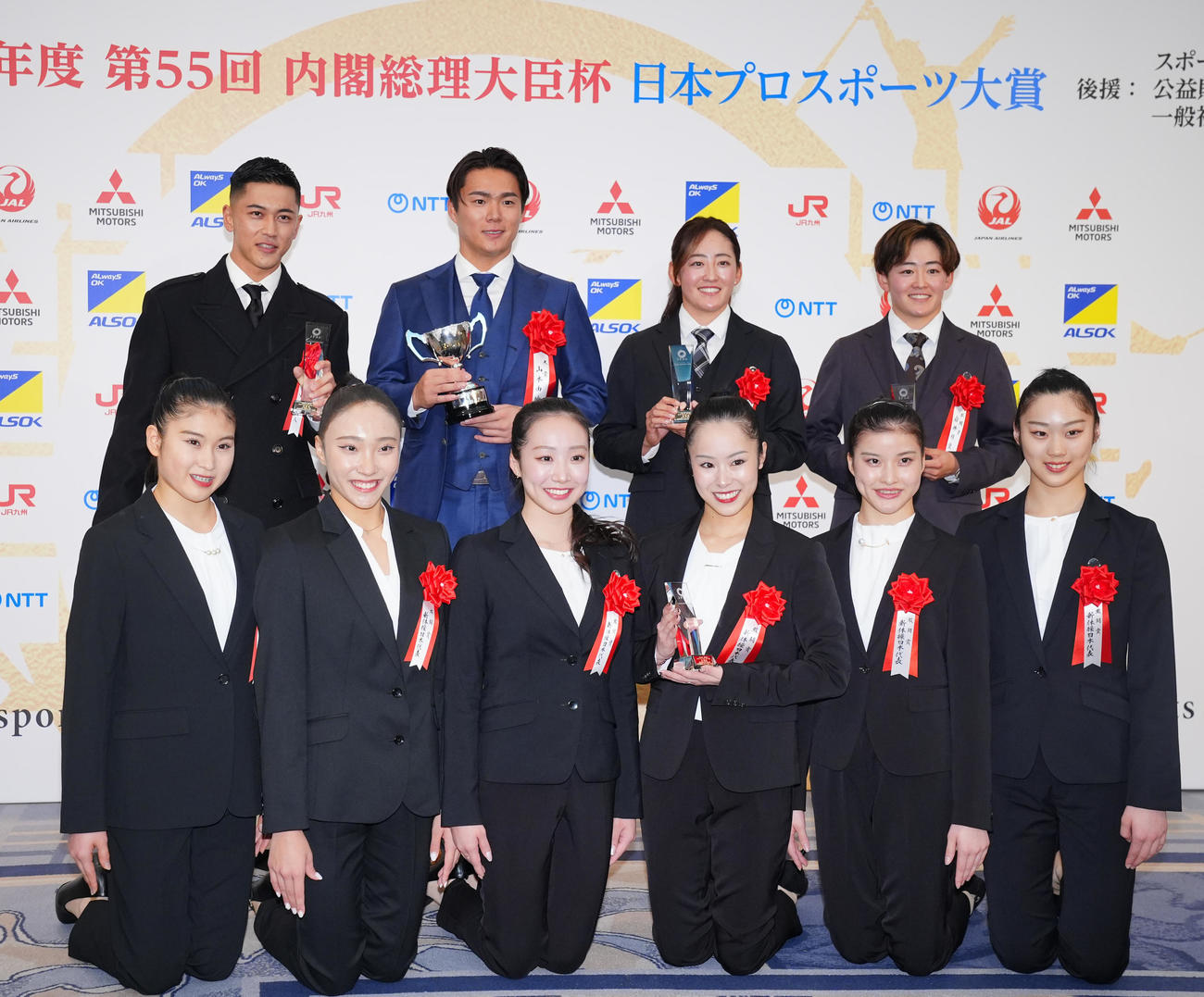 第55回日本プロスポーツ大賞受賞式を終え集合写真に納まる受賞者たち。新体操日本代表フェアリージャパンの選手たち（前列）と後列左から車椅子テニスの小田、ドジャース山本、ゴルフの岩井千、岩井明（撮影・垰建太）