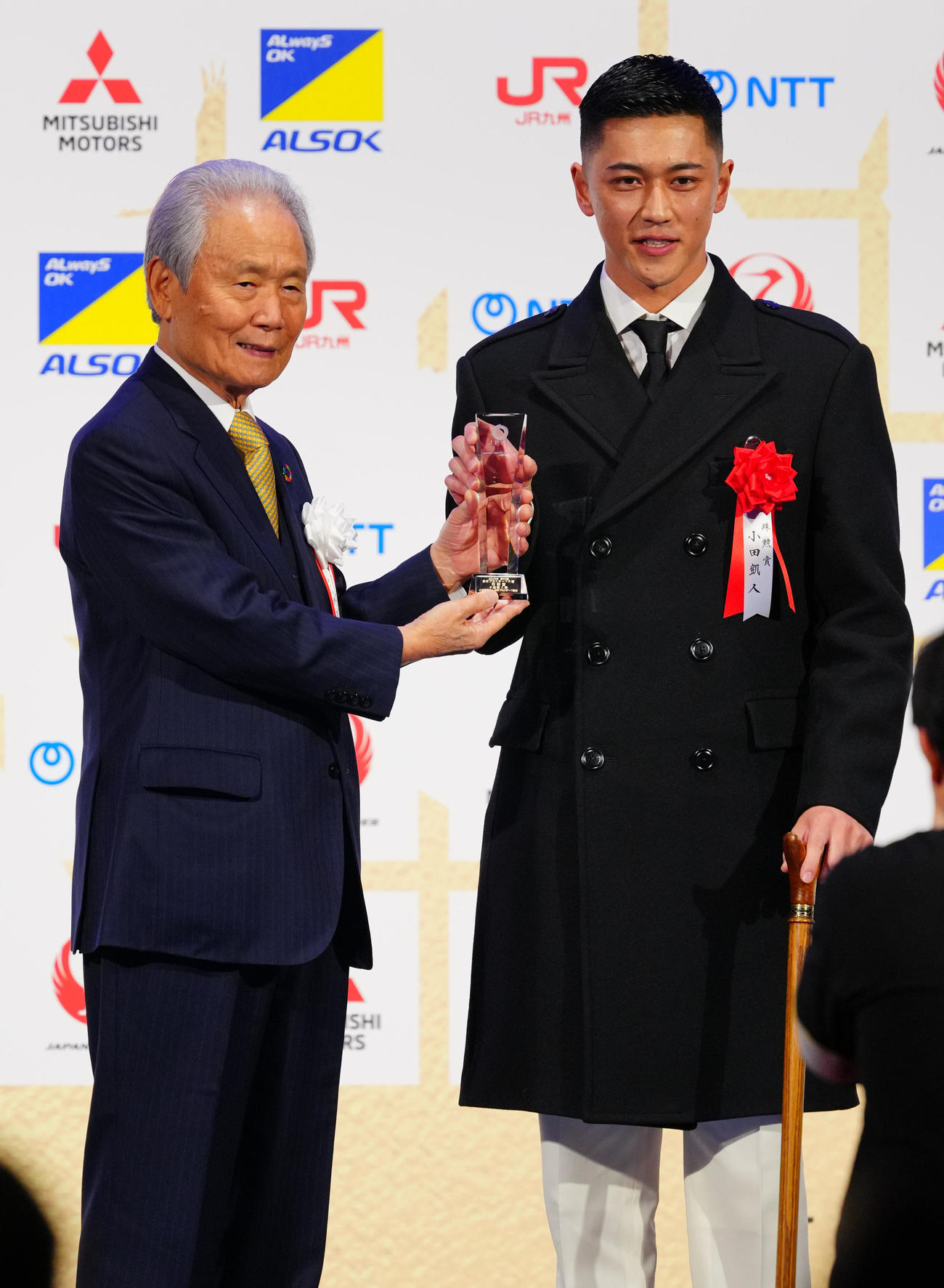 第55回日本プロスポーツ大賞受賞式で殊勲賞を受賞し写真に納まる小田（右）（撮影・垰建太）