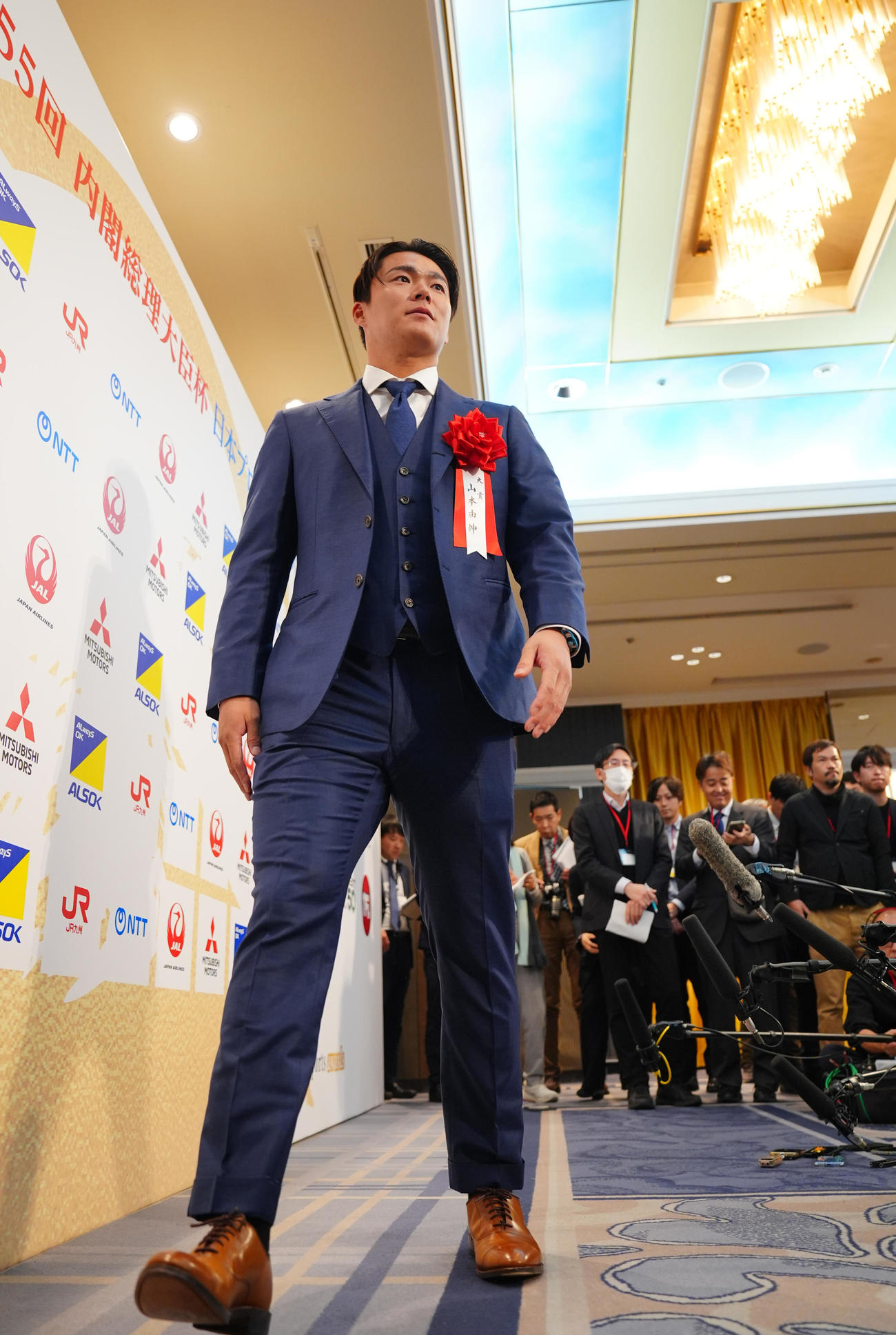 第55回日本プロスポーツ大賞受賞式の囲み取材を終え引き揚げるドジャース山本（撮影・垰建太）