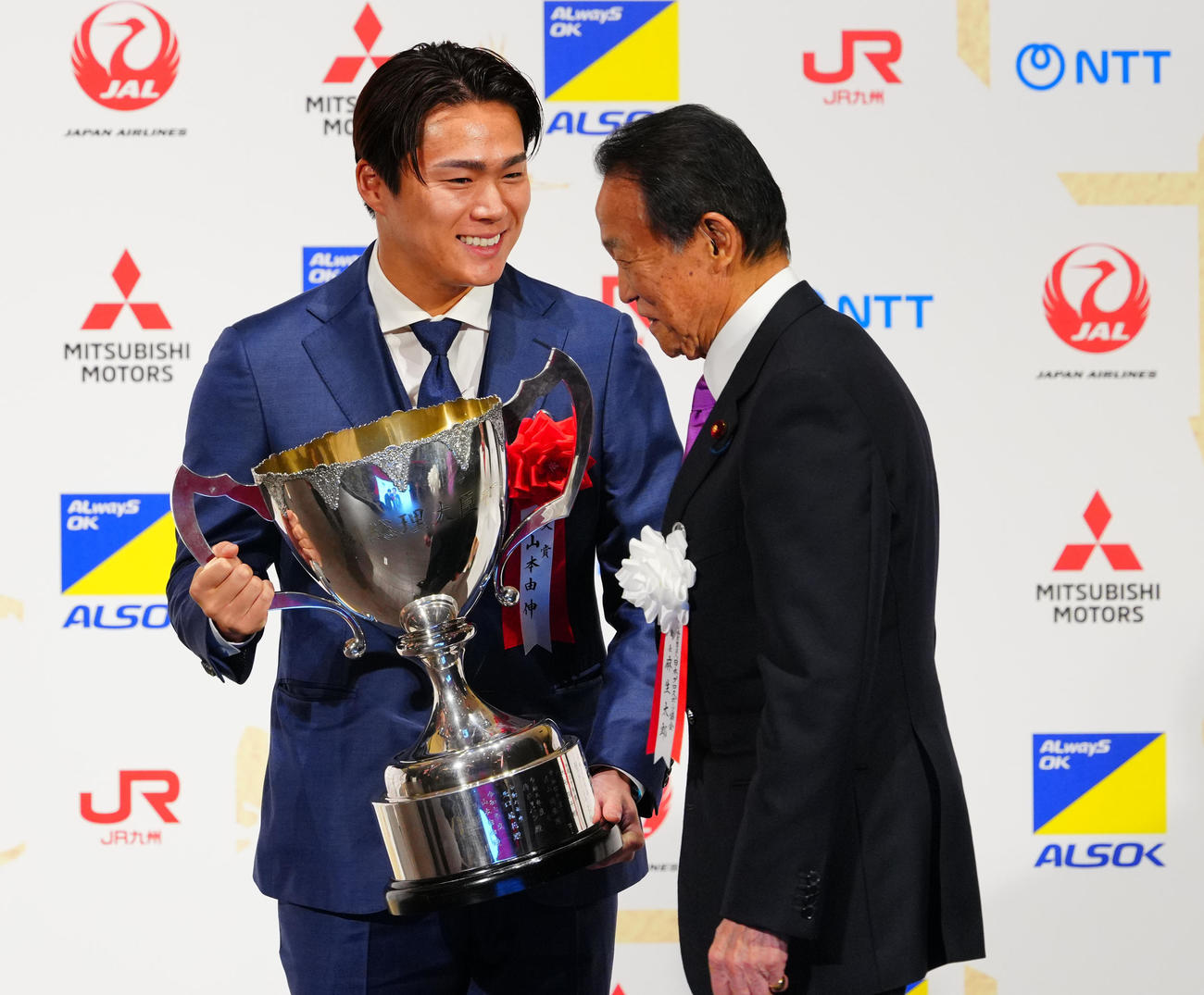 第55回日本プロスポーツ大賞受賞式で大賞のドジャース山本（左）は、日本プロスポーツ協会麻生太郎会長と笑顔を見せる（撮影・垰建太）