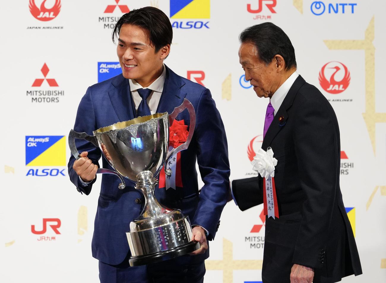 第55回日本プロスポーツ大賞受賞式　大賞のドジャース山本（左）は日本プロスポーツ協会麻生太郎会長と笑顔を見せる（撮影・垰建太）