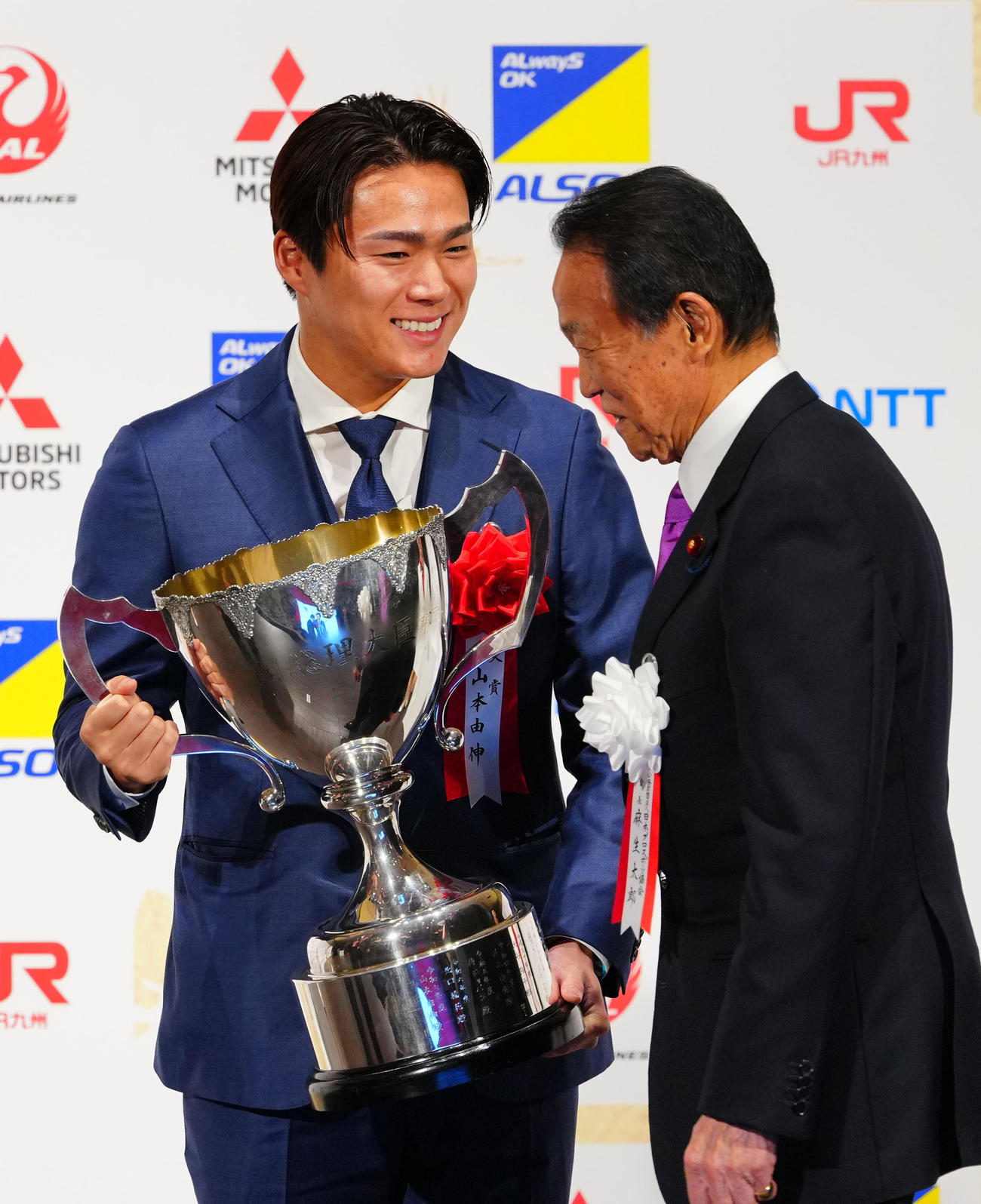 第55回日本プロスポーツ大賞受賞式で大賞のドジャース山本（左）は日本プロスポーツ協会麻生太郎会長と笑顔を見せる（撮影・垰建太）