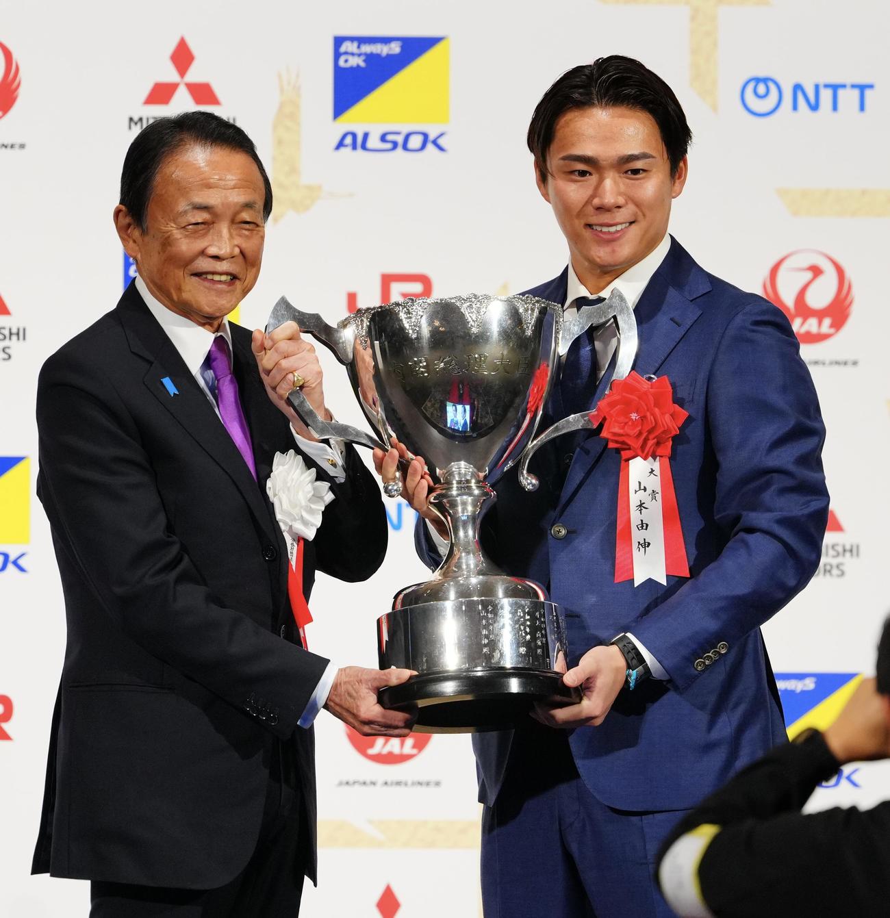第55回日本プロスポーツ大賞受賞式　大賞のドジャース山本（右）は日本プロスポーツ協会麻生太郎会長と笑顔を見せる（撮影・垰建太）