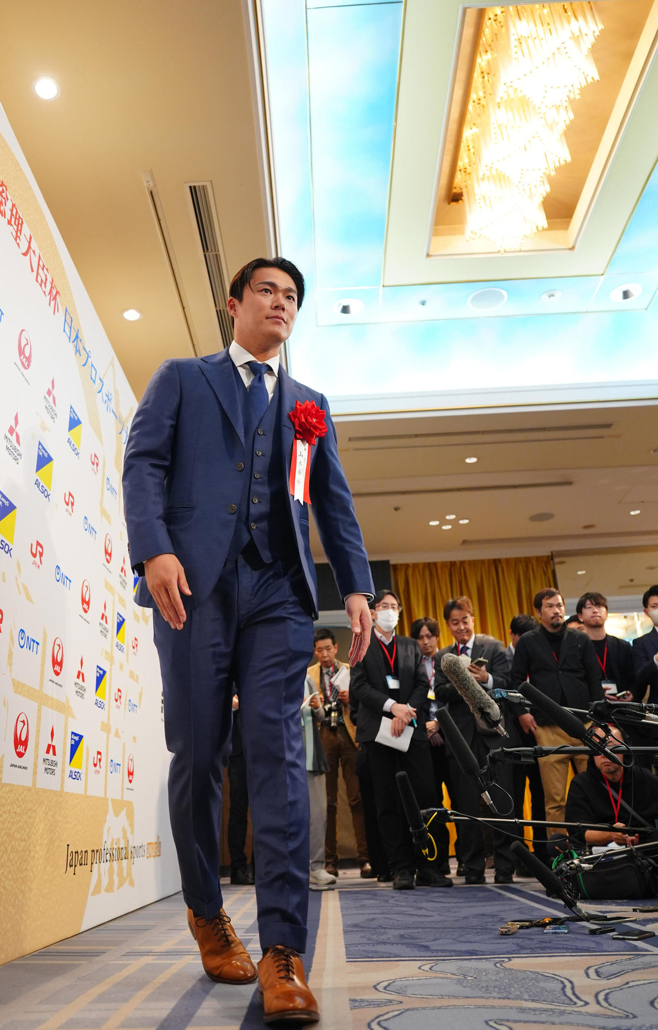 第55回日本プロスポーツ大賞受賞式の囲み取材を終え引き揚げるドジャース山本（撮影・垰建太）
