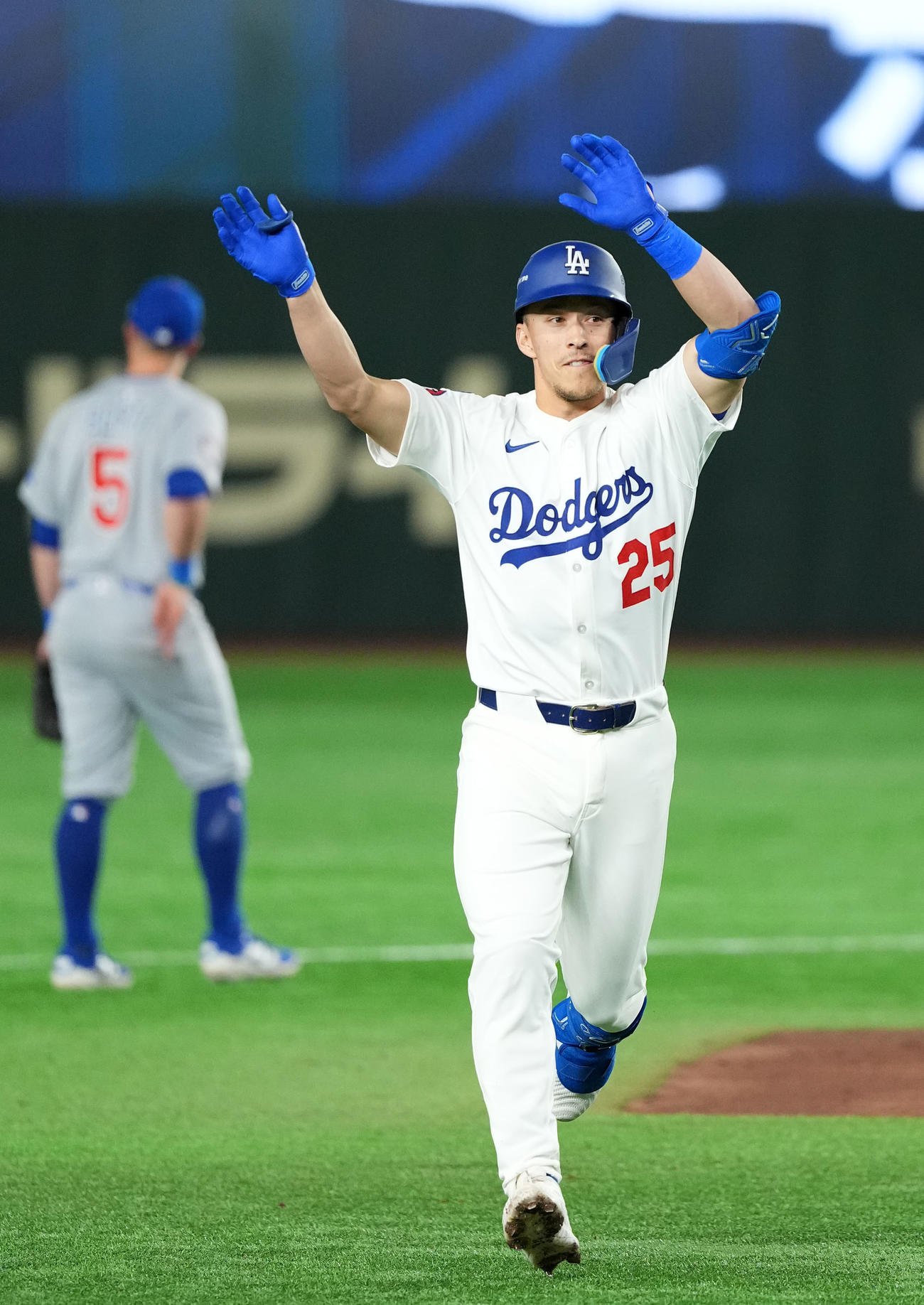 カブス対ドジャース　3回表ドジャース2死、左越え本塁打を放ちフレディダンスをするエドマン（撮影・横山健太）